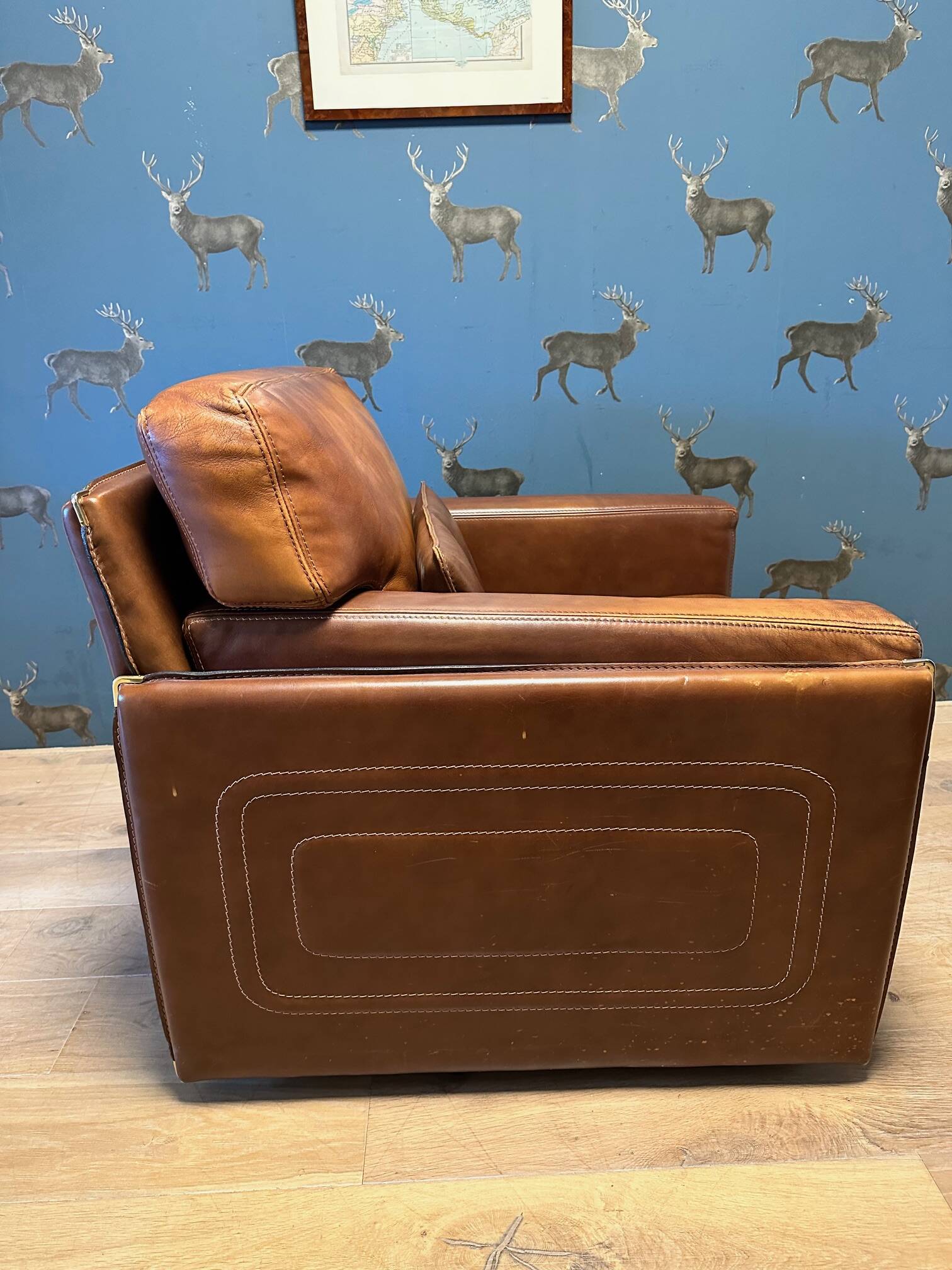 Ensemble de deux fauteuils en cuir de buffle.
