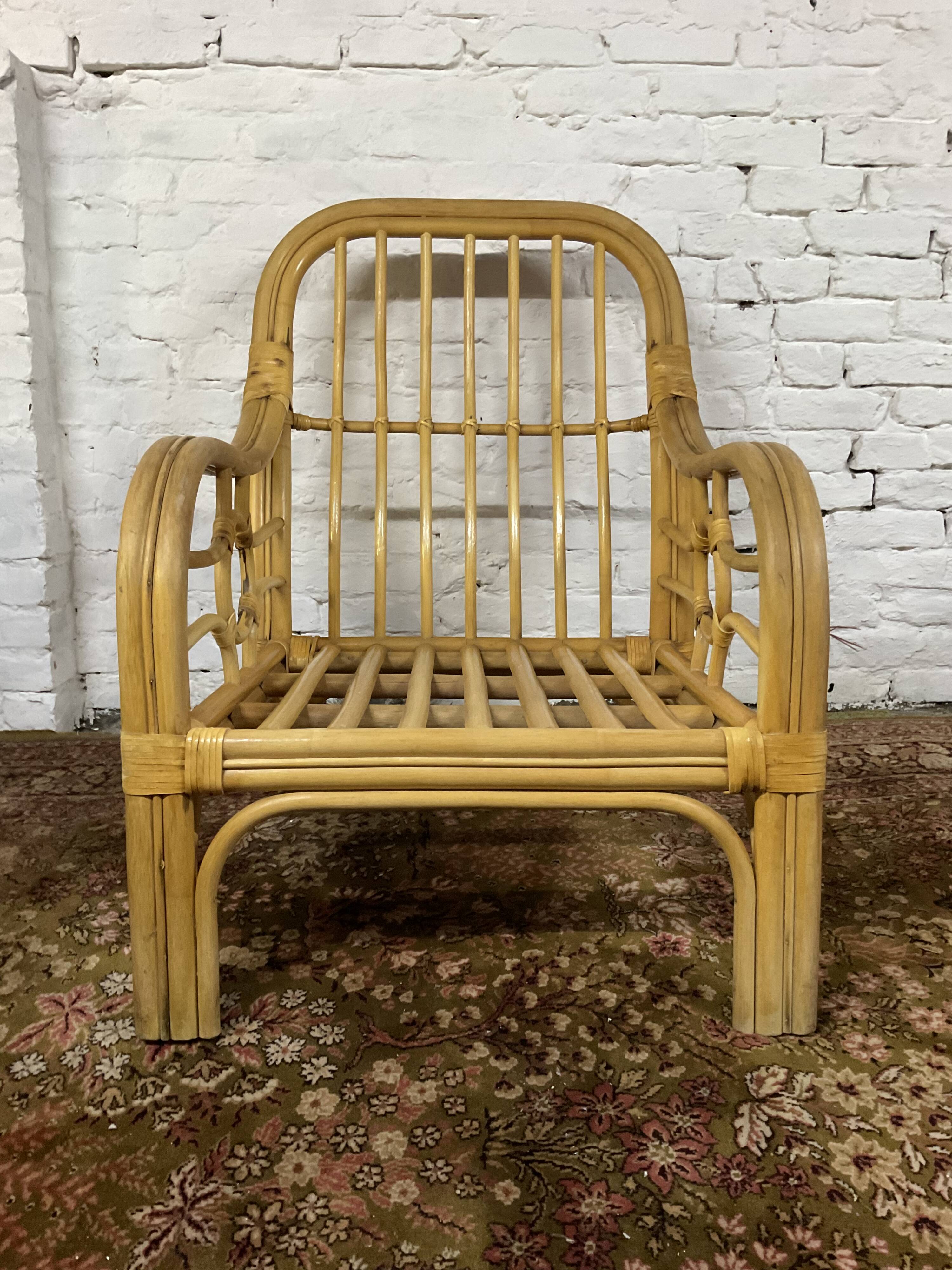 Fauteuil chauffeuse vintage en rotin des années 70
