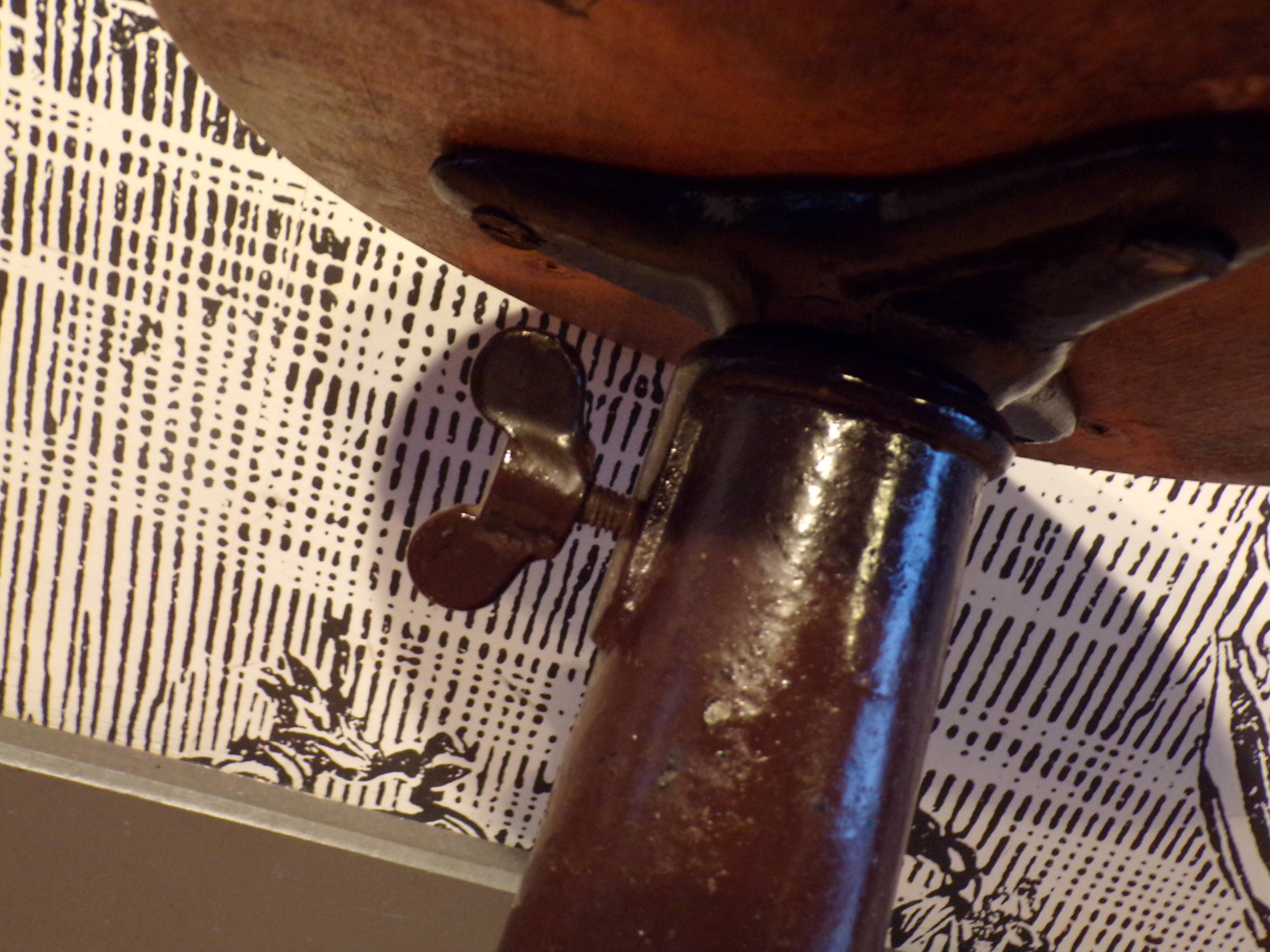 Singer stool 1930 in cast iron with screws