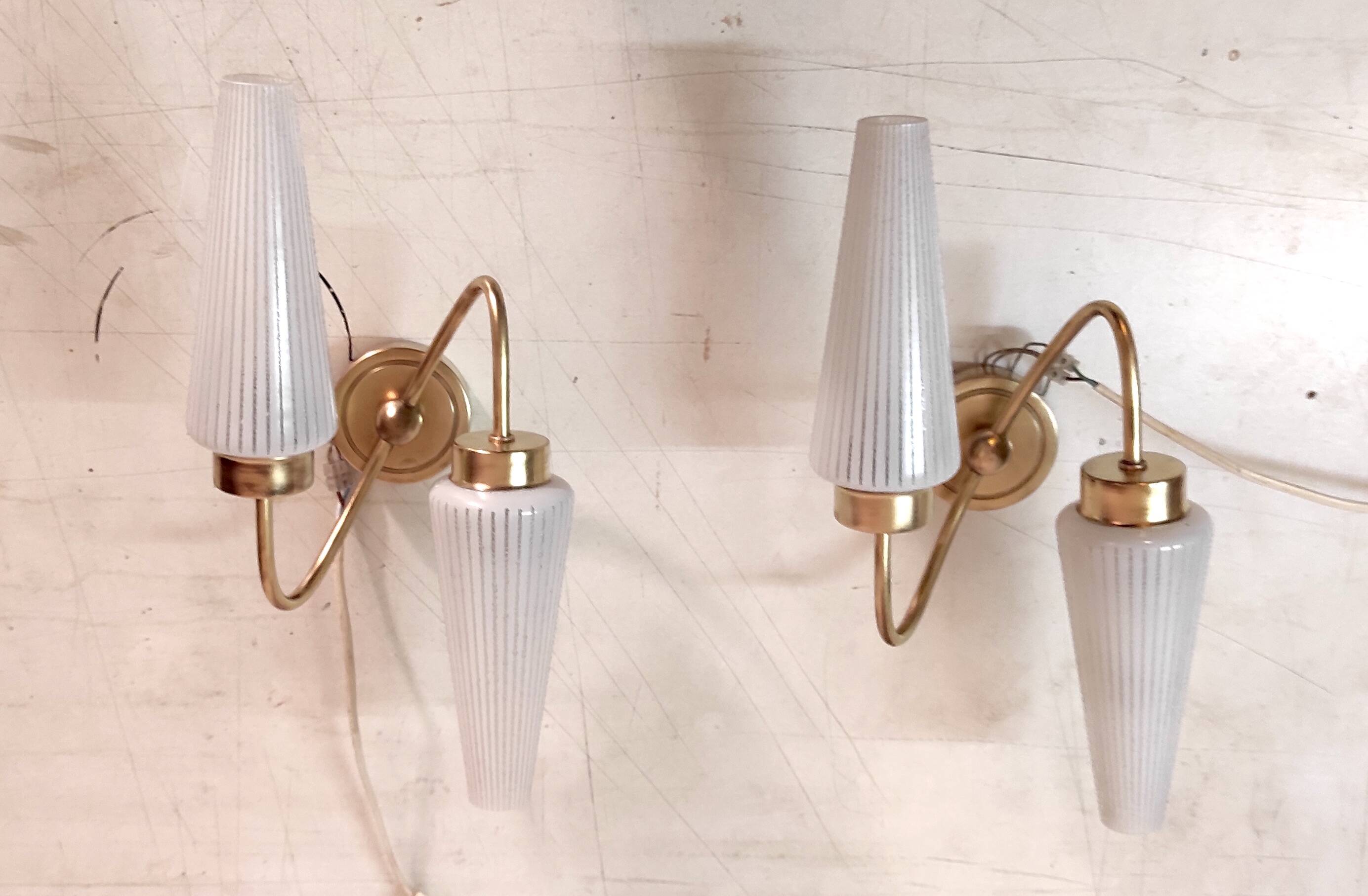 Appliques asymétriques en laiton et tulipe en opaline, années 50-60