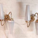 Appliques asymétriques en laiton et tulipe en opaline, années 50-60