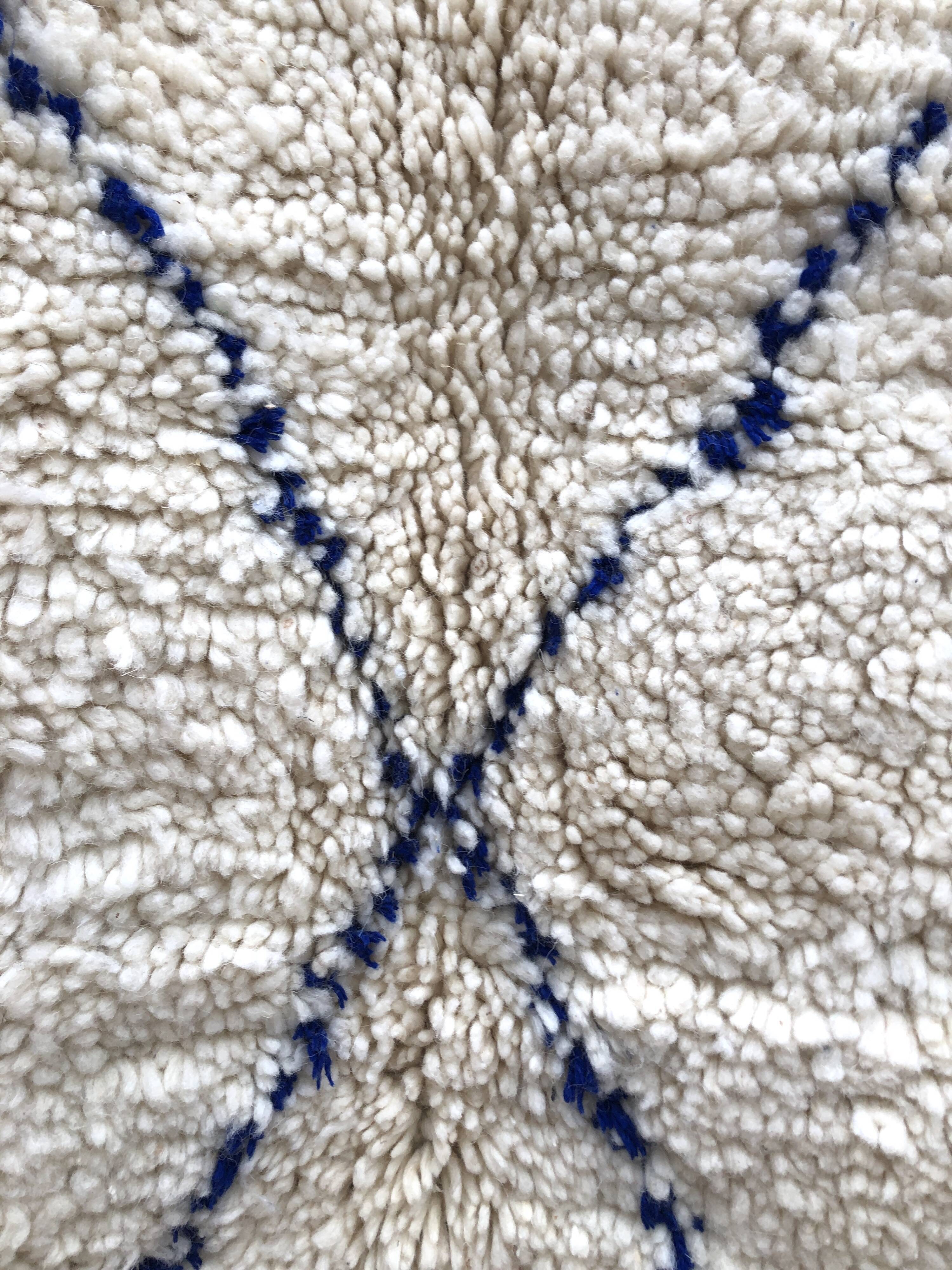 Moroccan Berber carpet Beni Ouarain with majorelle blue diamonds 2,44x1.49m