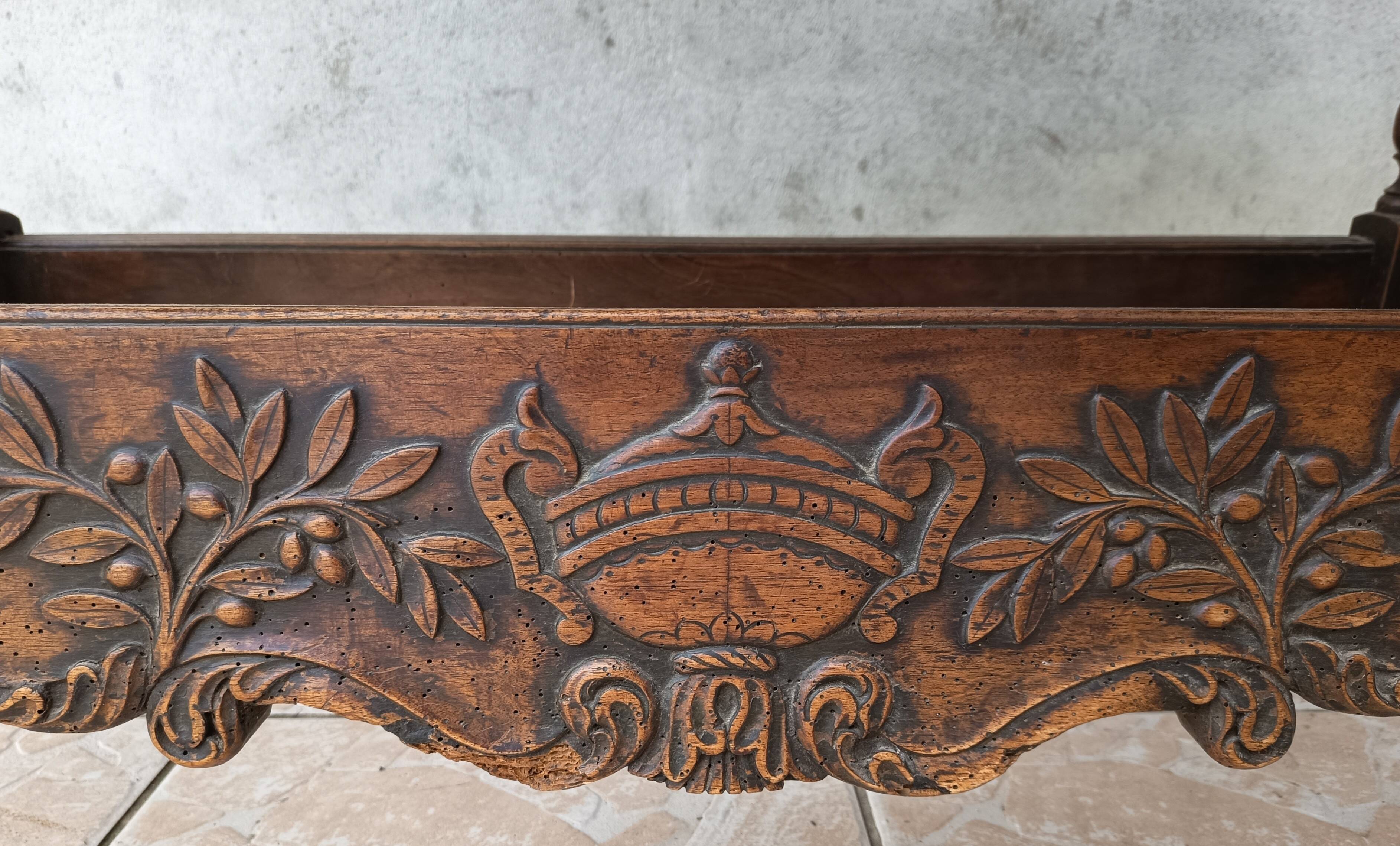 Provençal kneading trough in walnut from the 18th century.
