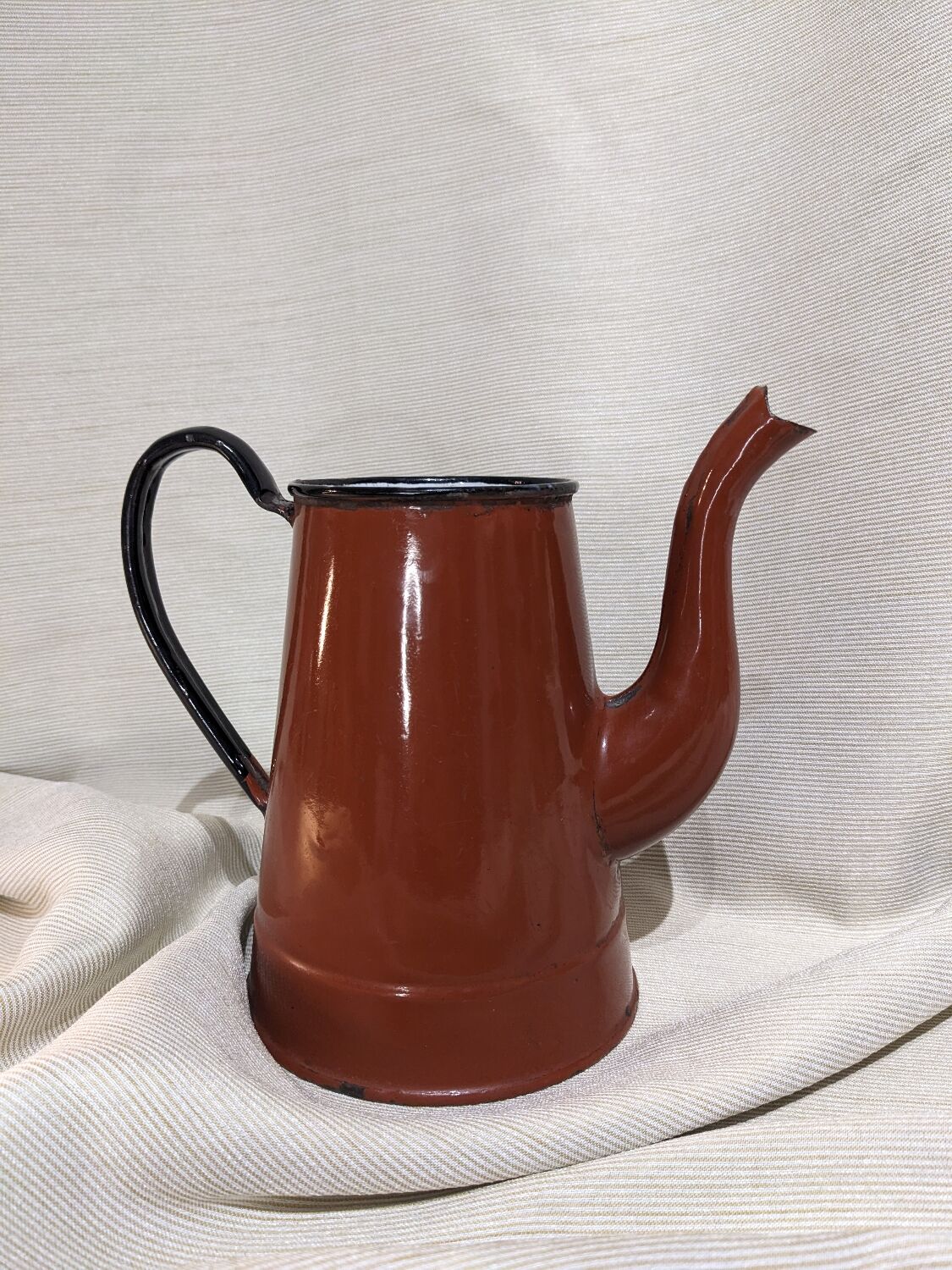 Enameled carafe