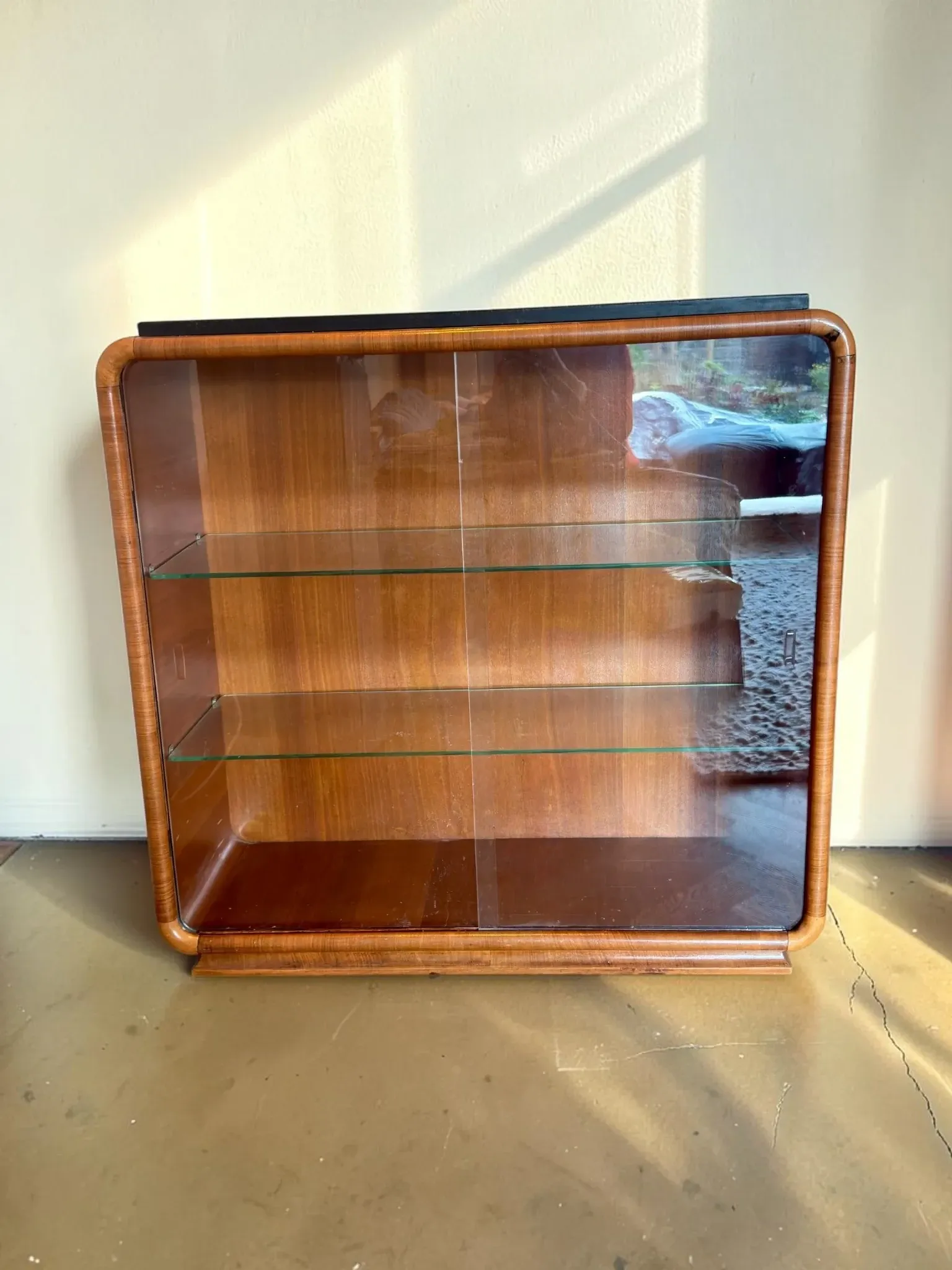 Vintage Art Deco display cabinet in mahogany with a black marble top.