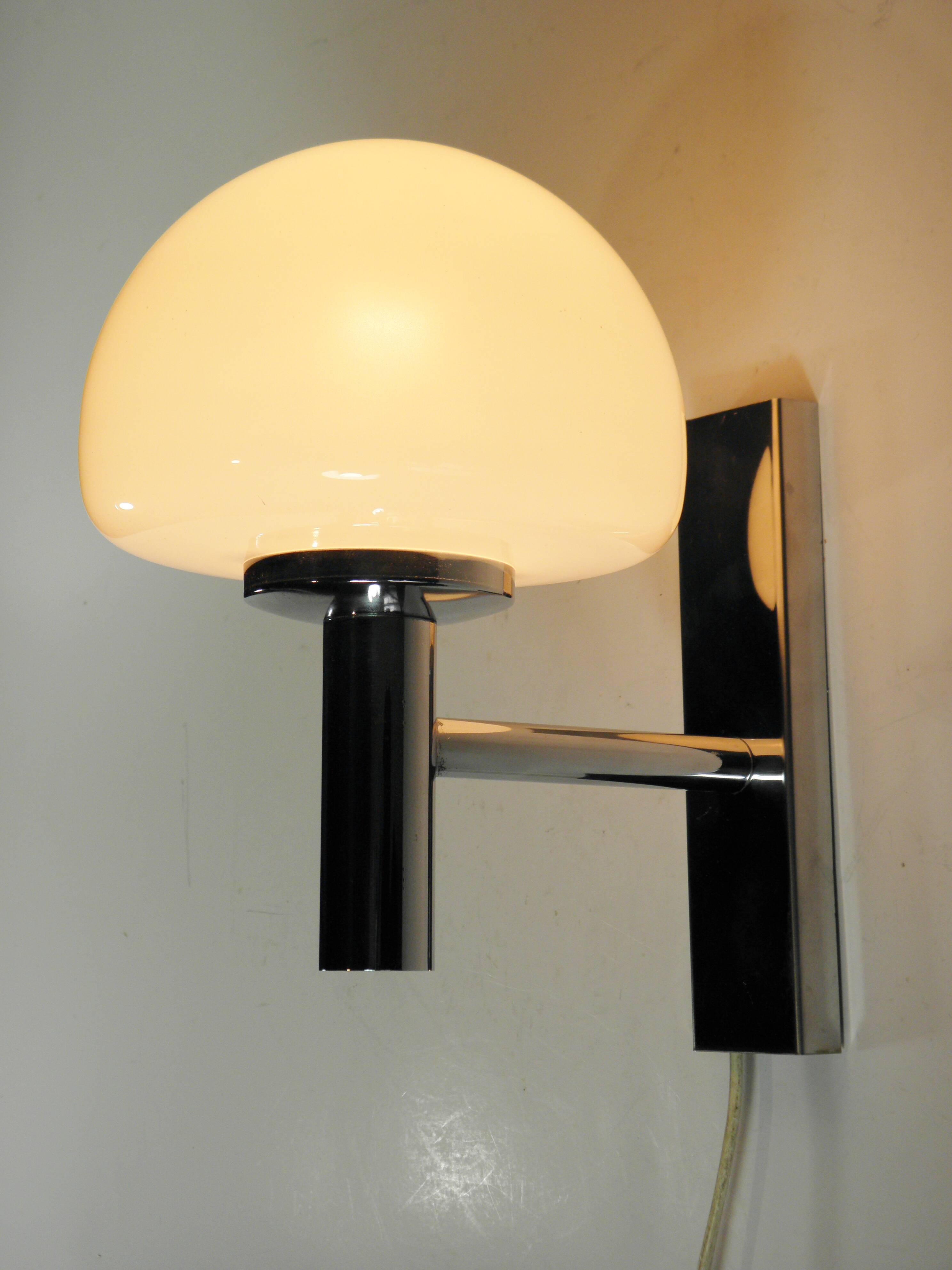 Paire d'appliques chrome et verre années 70