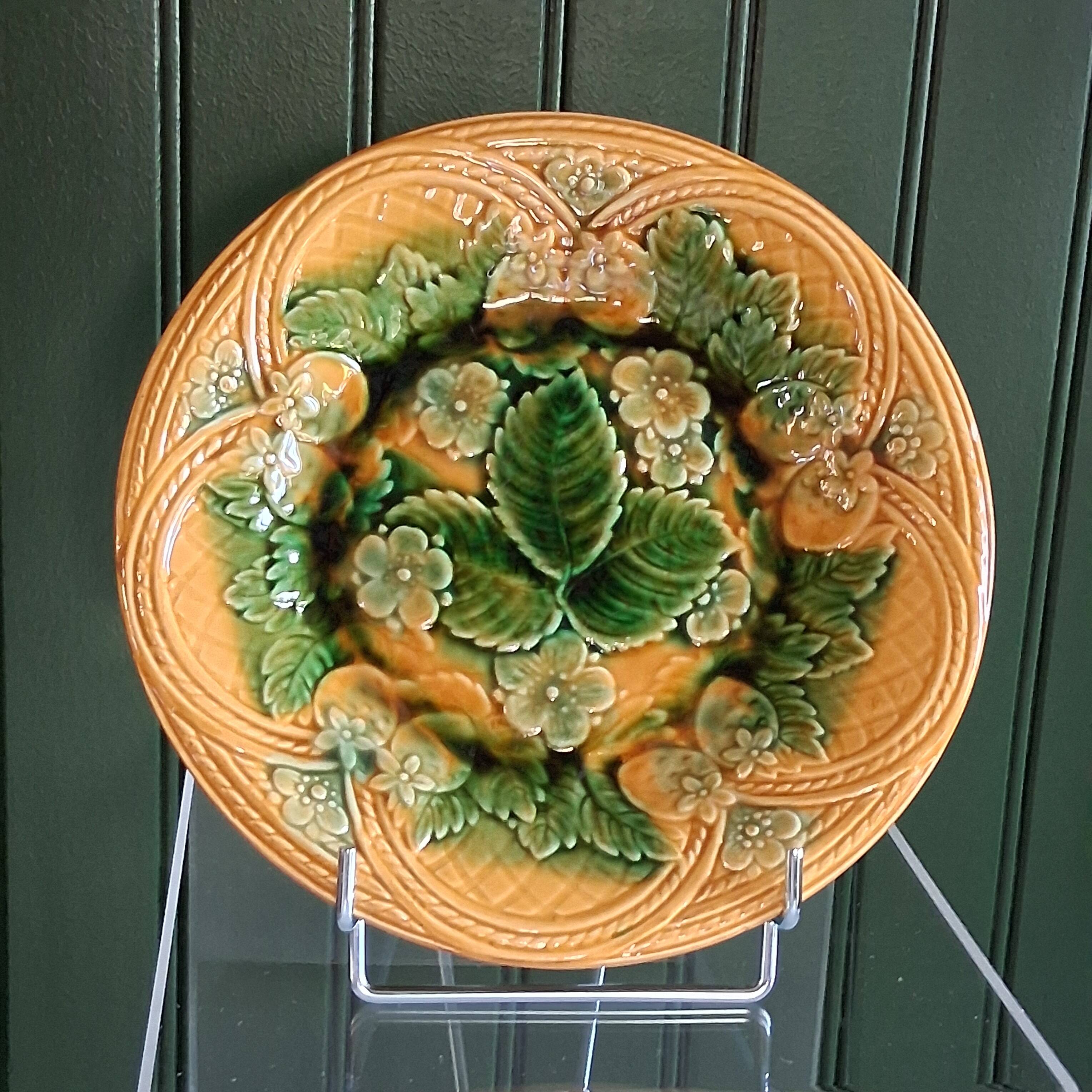 Dish / Plate in earthenware in very good condition