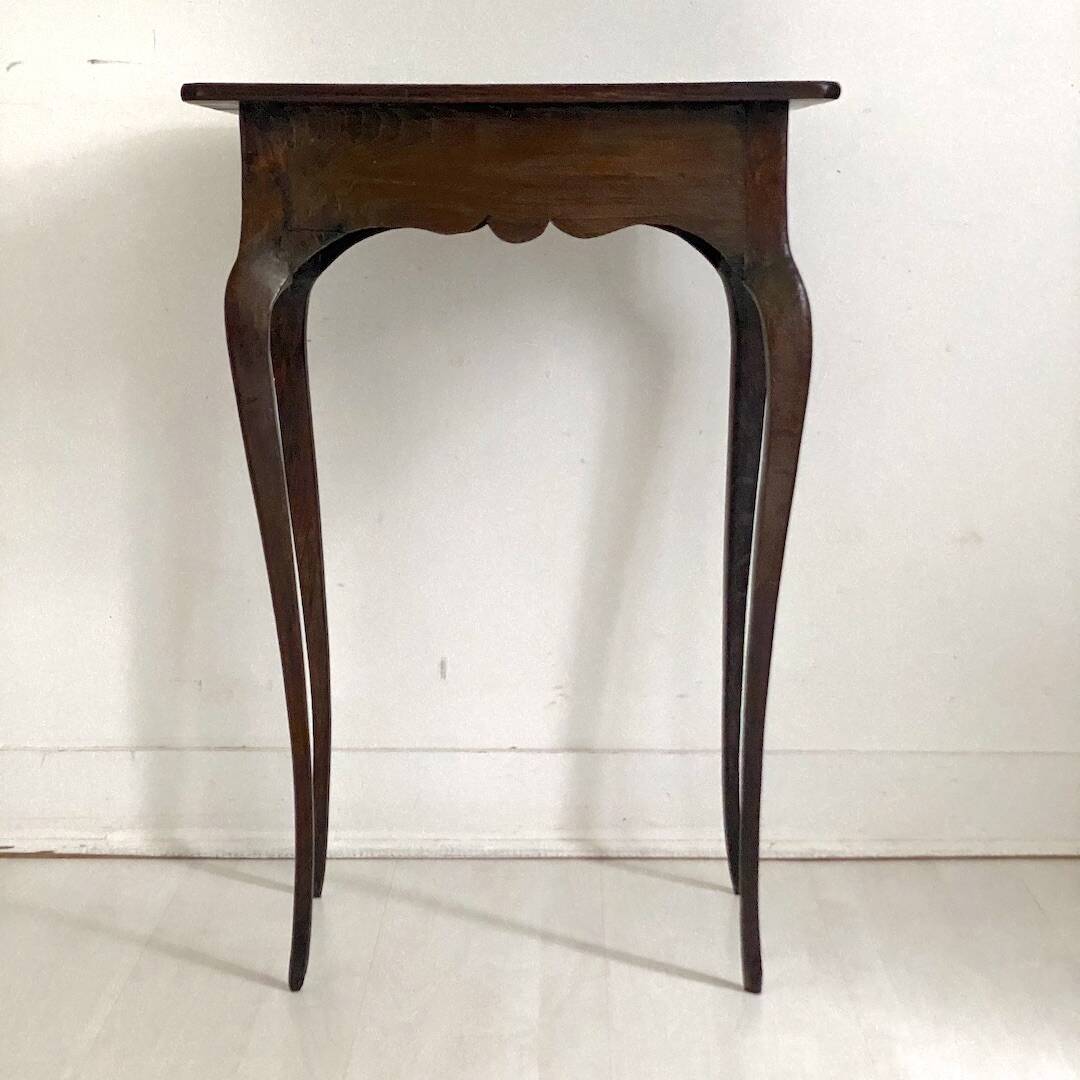 Side table with curved legs