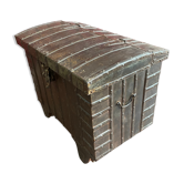 India Rajasthan, Armoured chest on wheels from the 19th century. Teak wood covered with stamped iron
