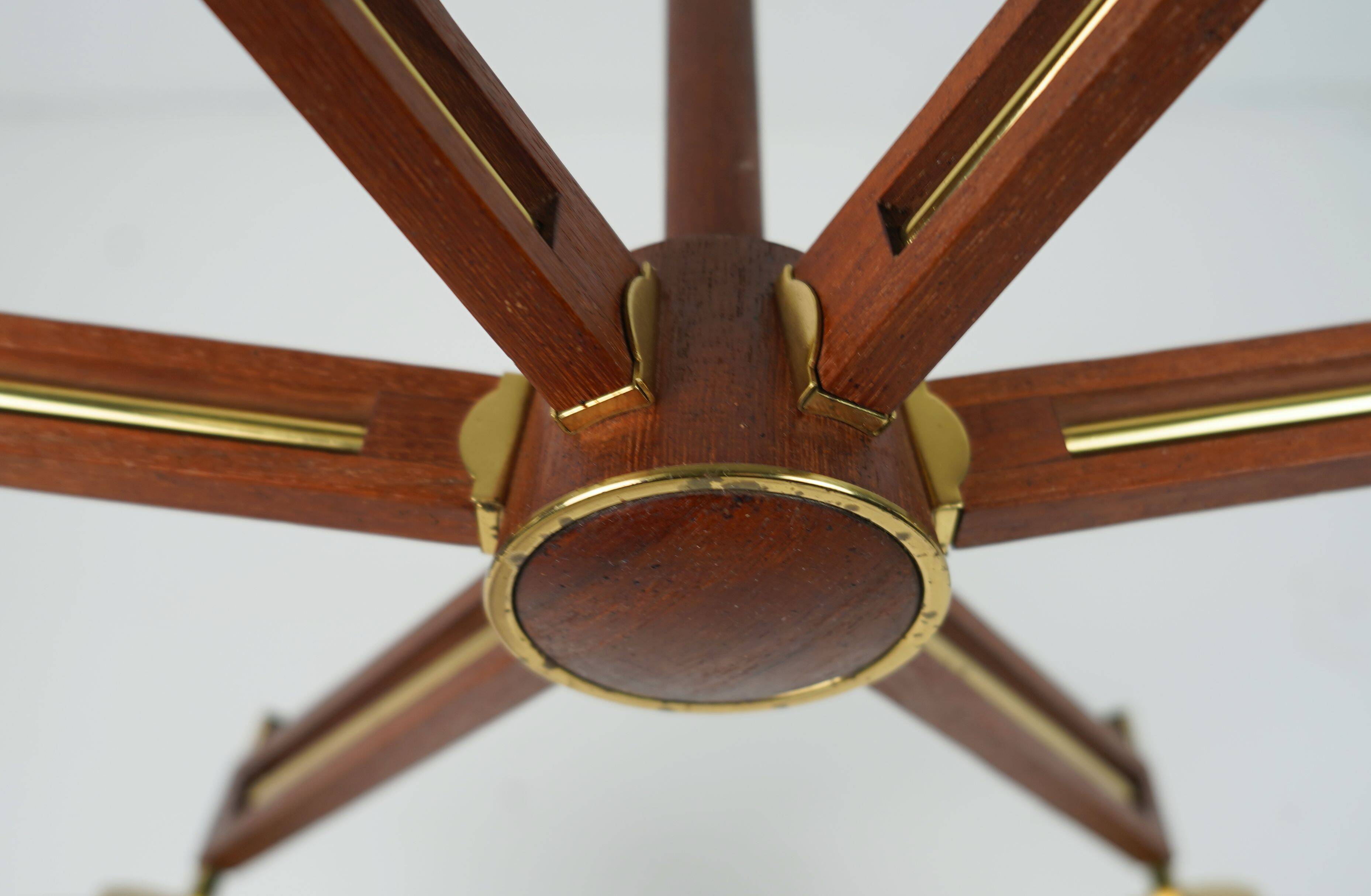 Lustre en teck, laiton et verre à 8 lumières de style sputnik des années 1960.