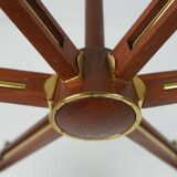 Lustre en teck, laiton et verre à 8 lumières de style sputnik des années 1960.