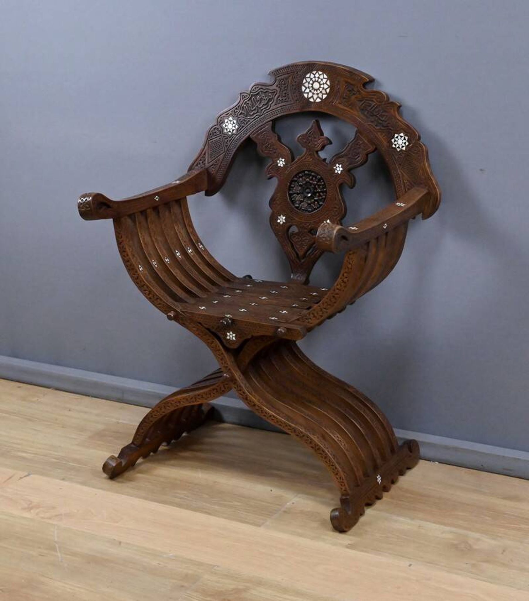 Fauteuil syrien en noyer – fin XIXe