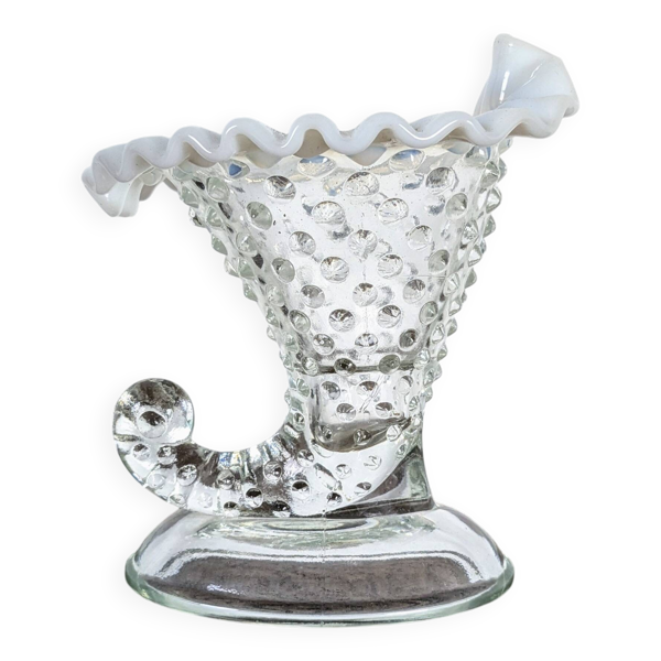 Coupe corne en verre bullé et opaline blanche