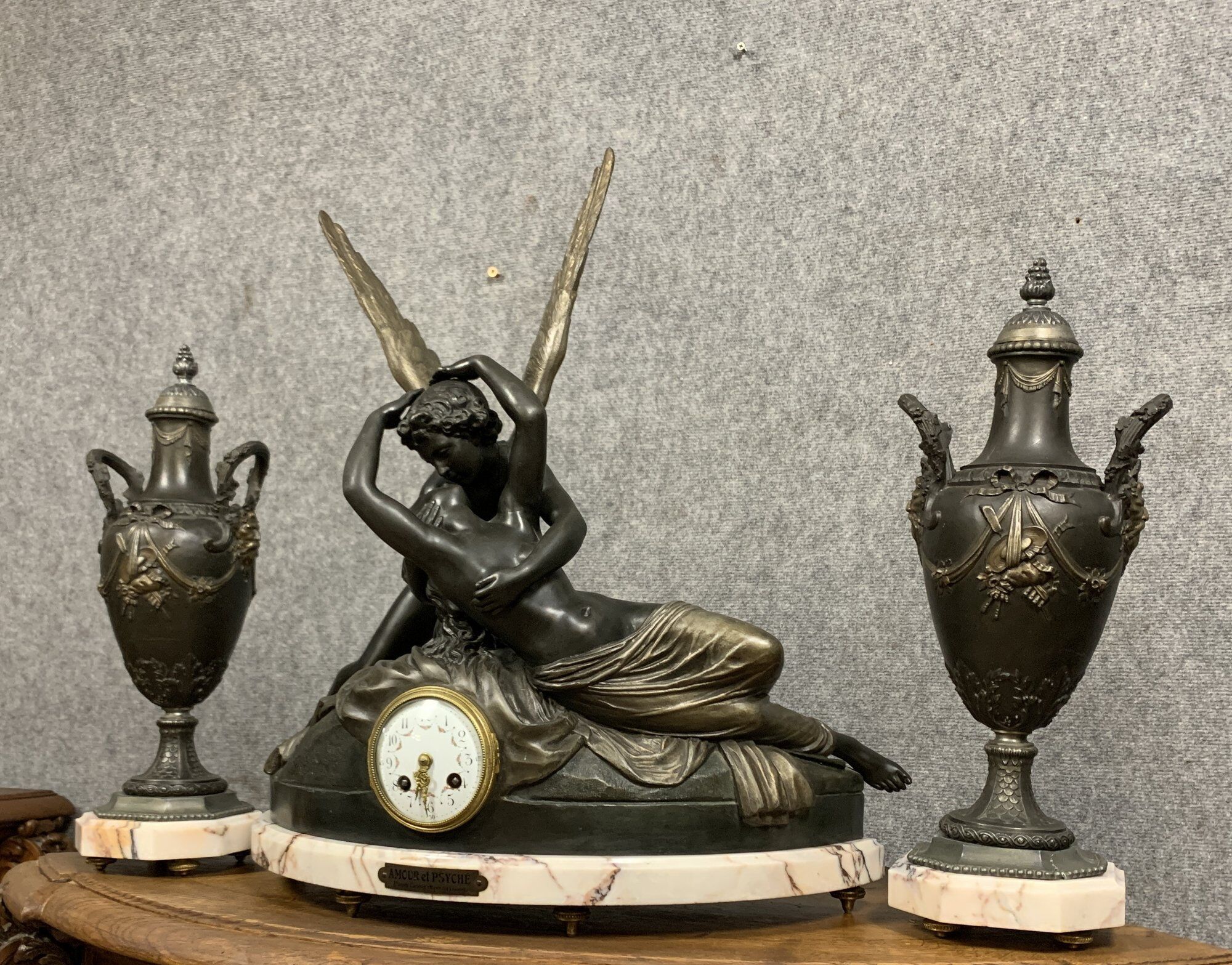 Pendule triptyque vers 1850 (60 x 54cm) Amour et Psyché par Canova