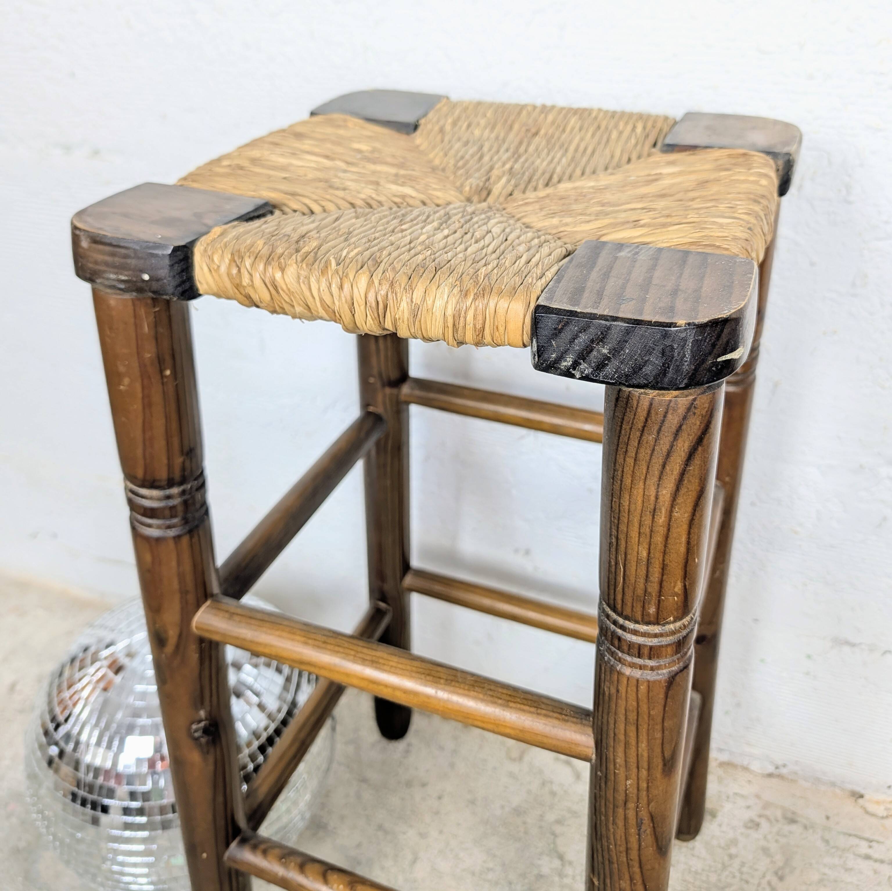 High stool in wood and straw