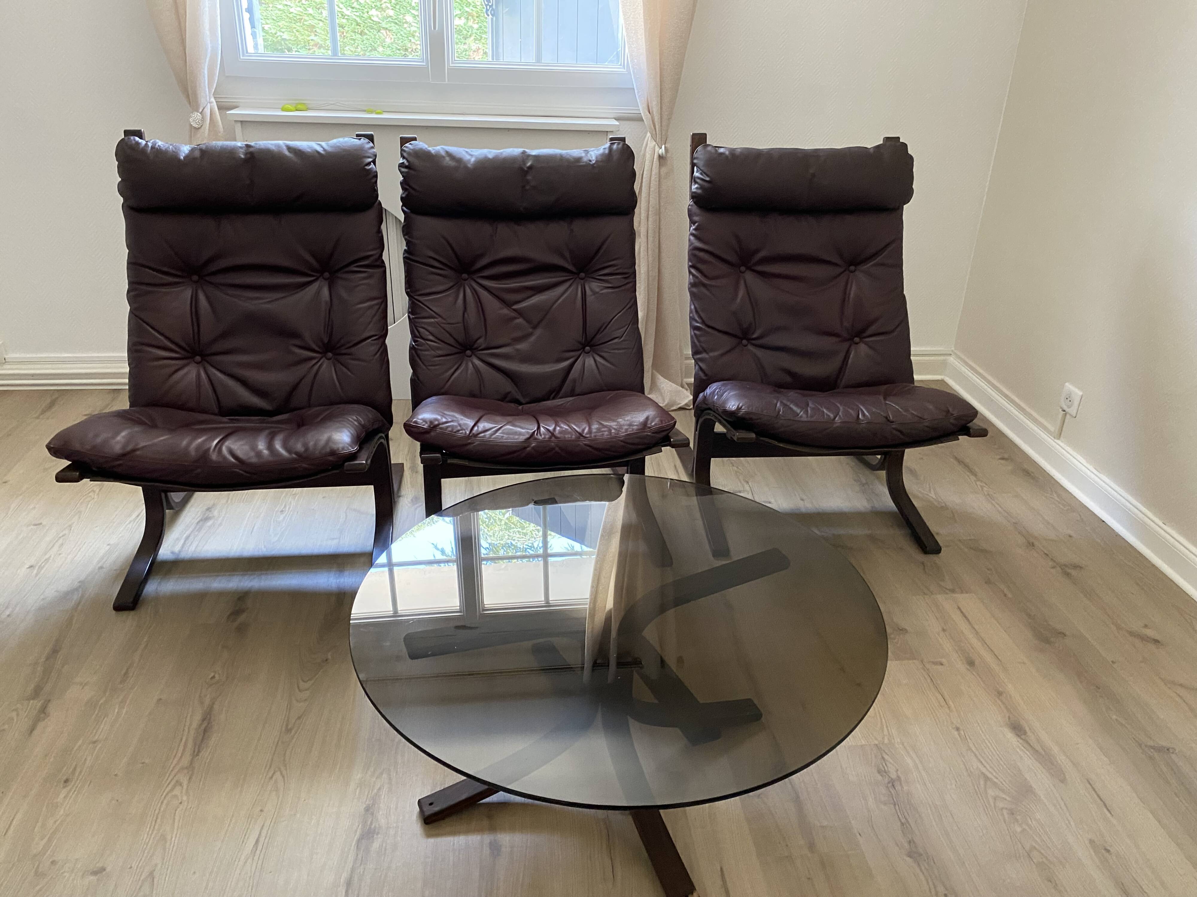 Fauteuils du designer norvégien Ingmar Relling. Petite table basse assortie