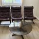 Fauteuils du designer norvégien Ingmar Relling. Petite table basse assortie