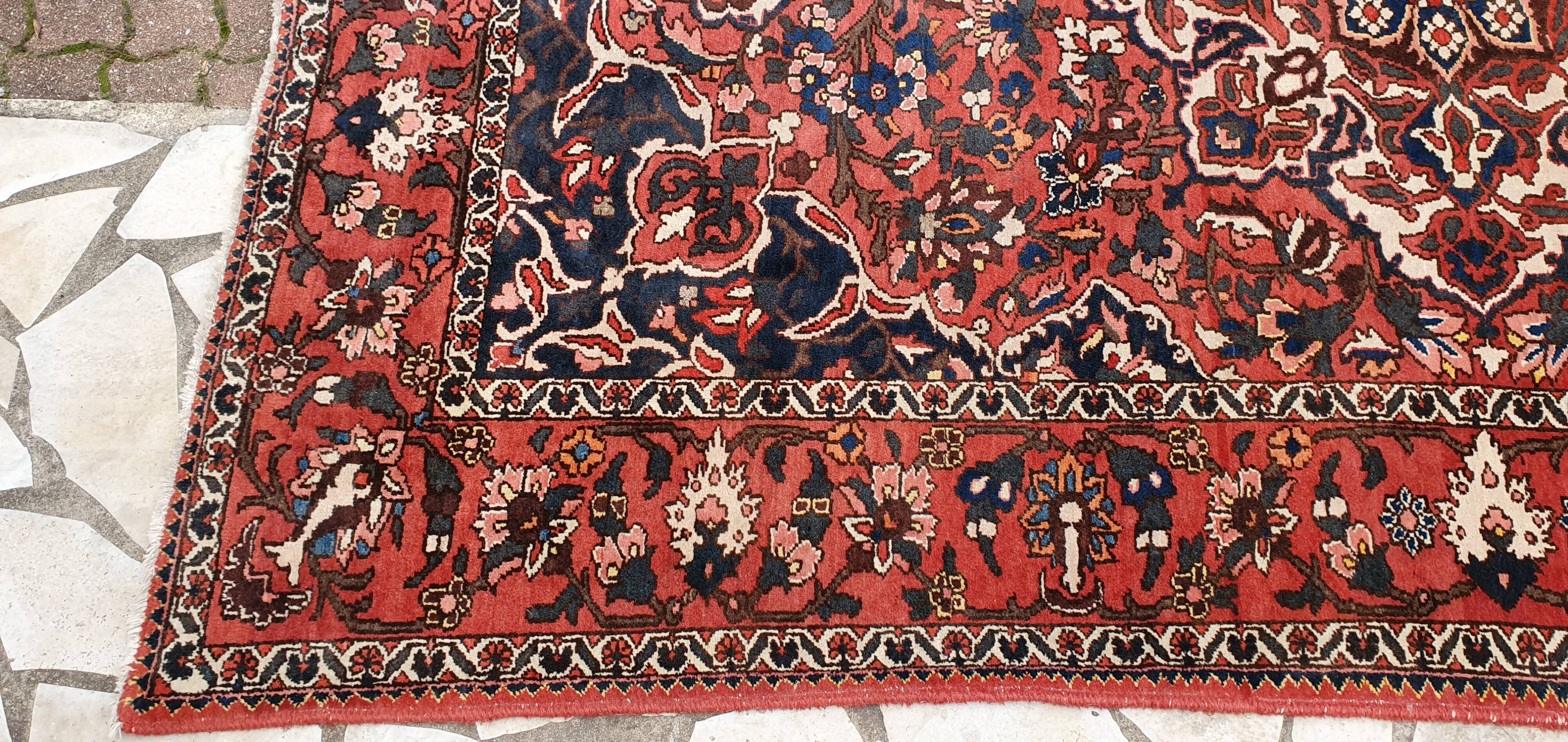 Persian Bakthiar carpet, hand knotted pure wool. Perfect condition. 215 x 300 cm. 1960.