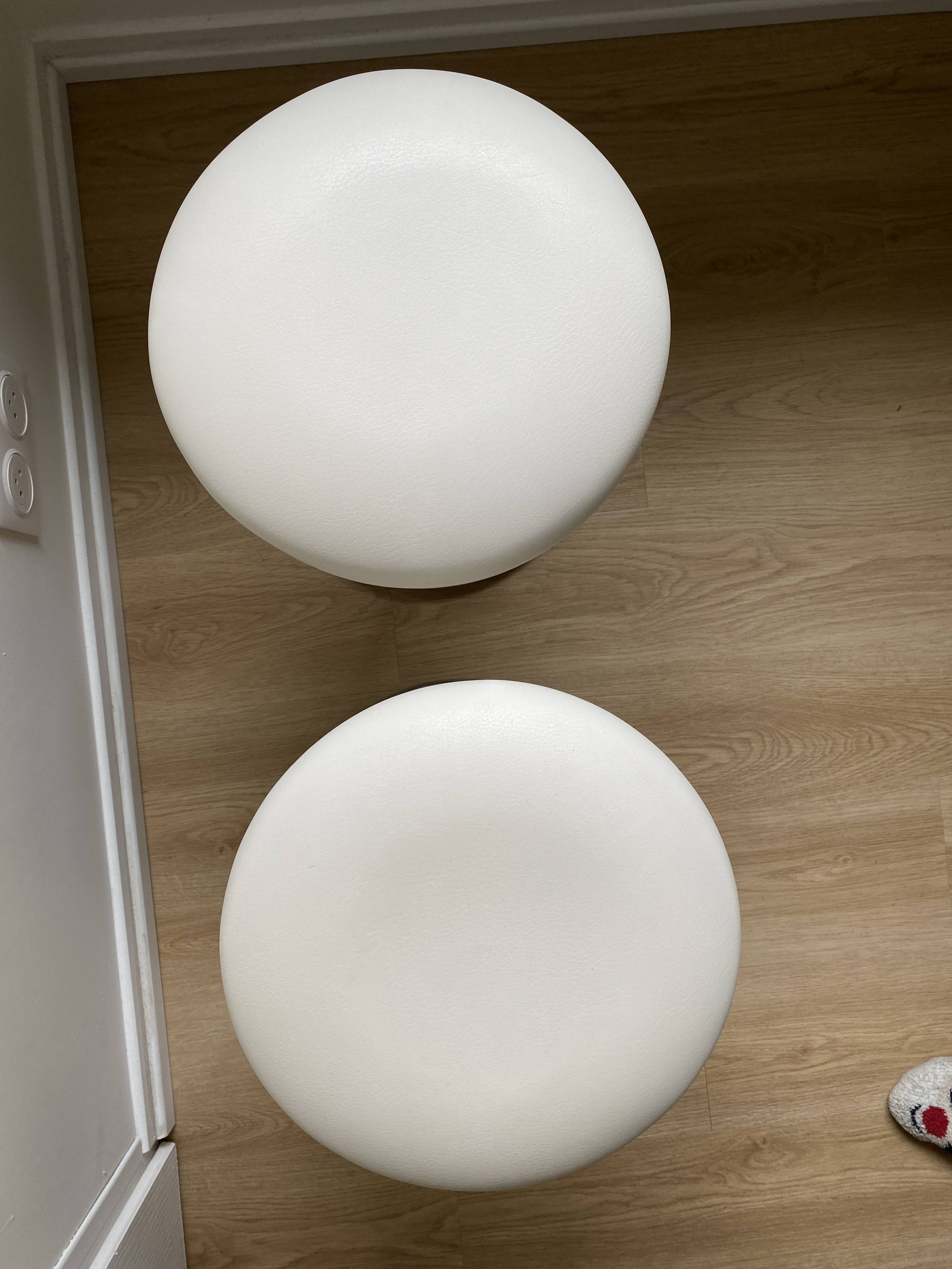 Pair of vintage Z low stools with chrome metal base and white skai seat. H: 49 cm 80s