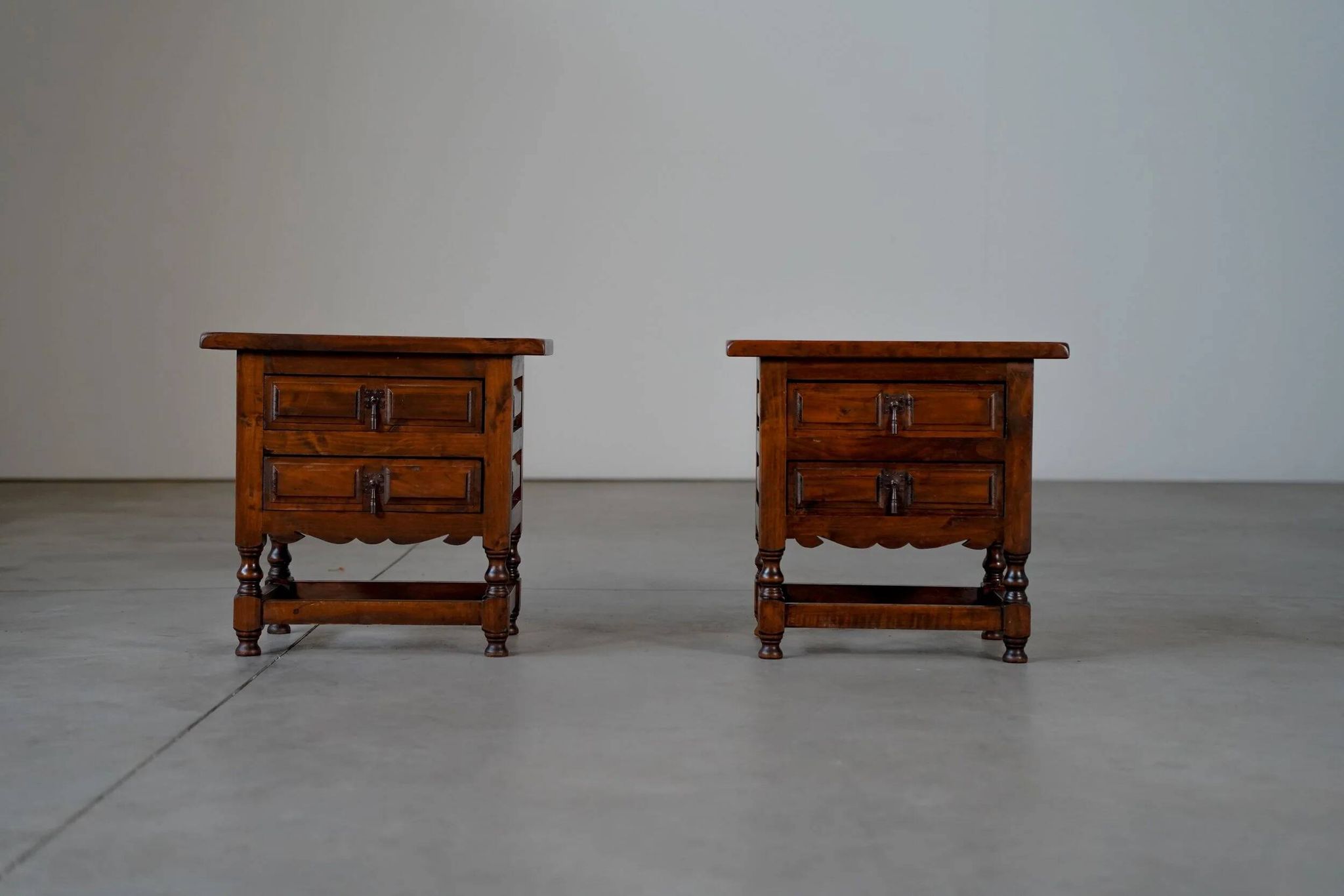 Tables de nuit espagnoles en noyer - Espagne années 1900