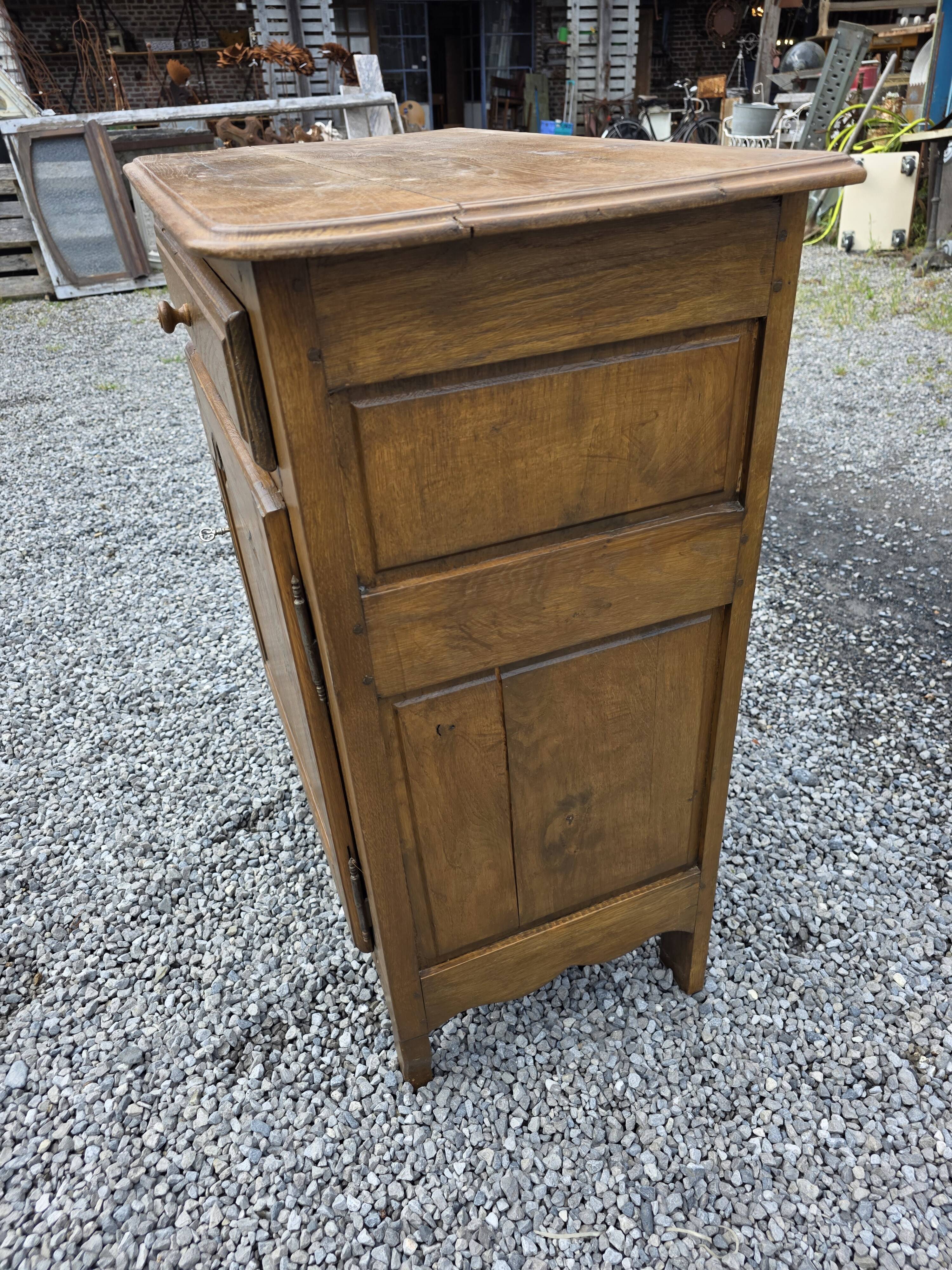 Antique oak confiturer