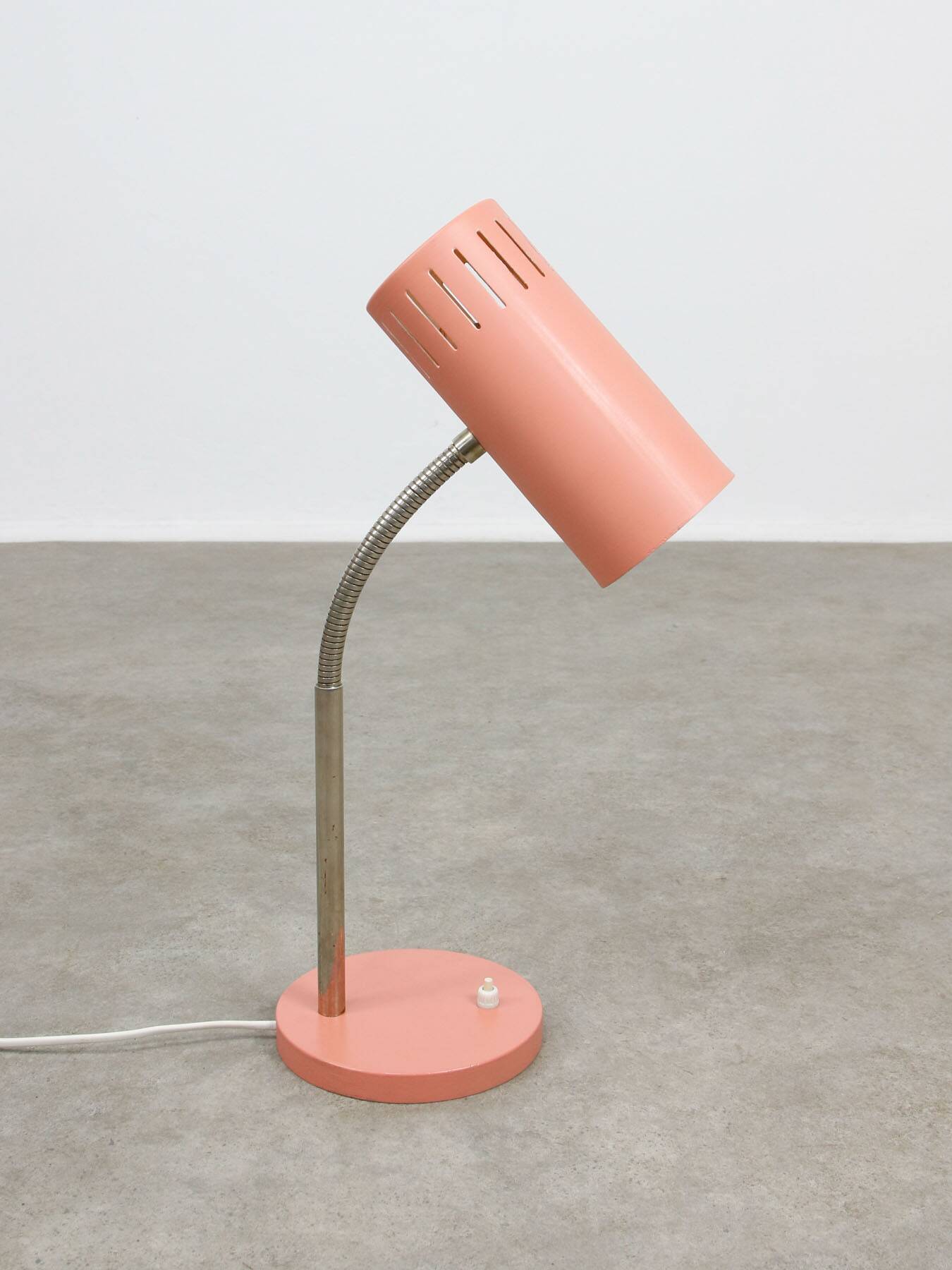 Mid-Century Modern Italian Table Lamp in Salmon and ChromeMid-Century Itali