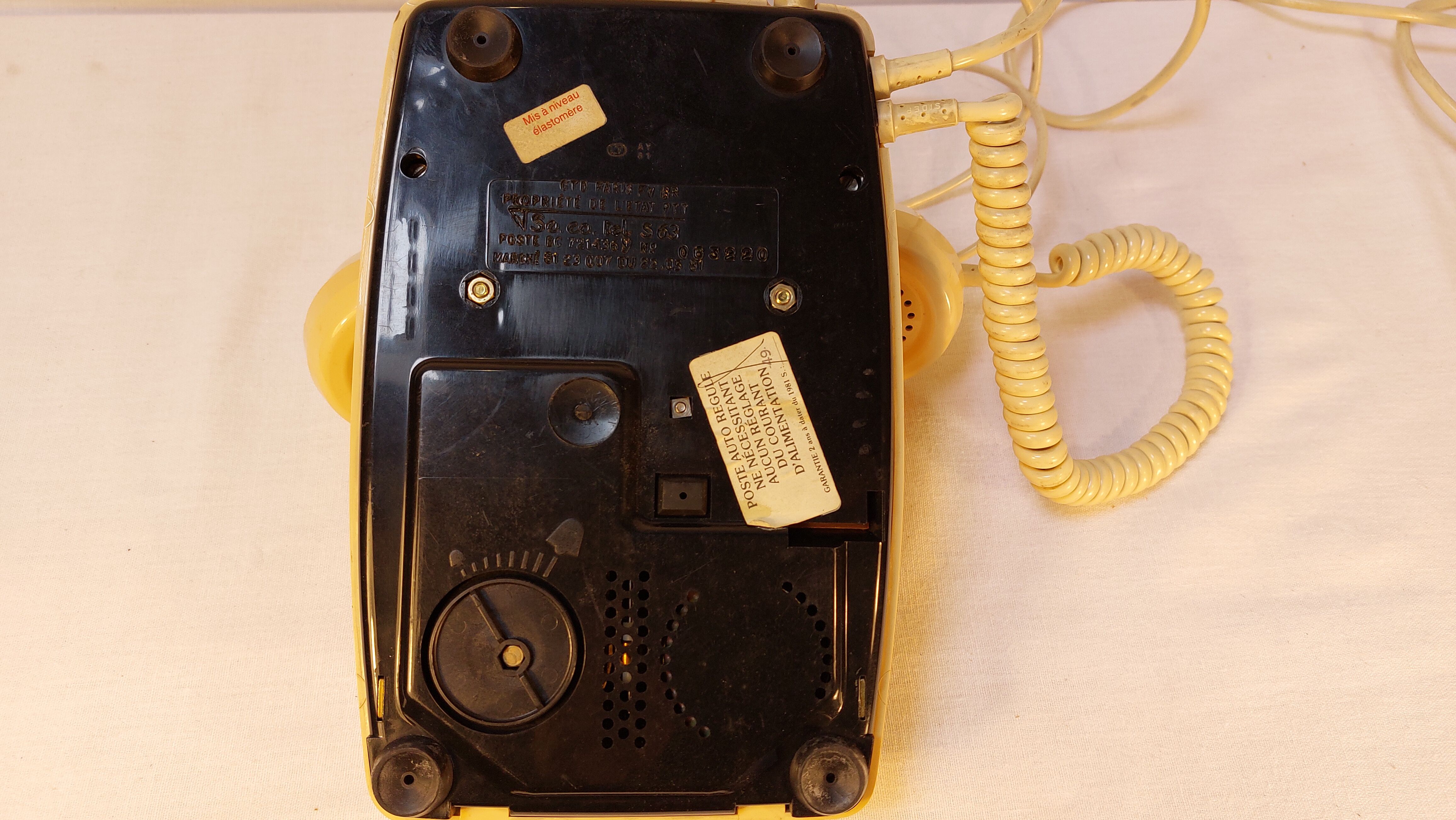 Vintage phone with socotel s63 ivory keys
