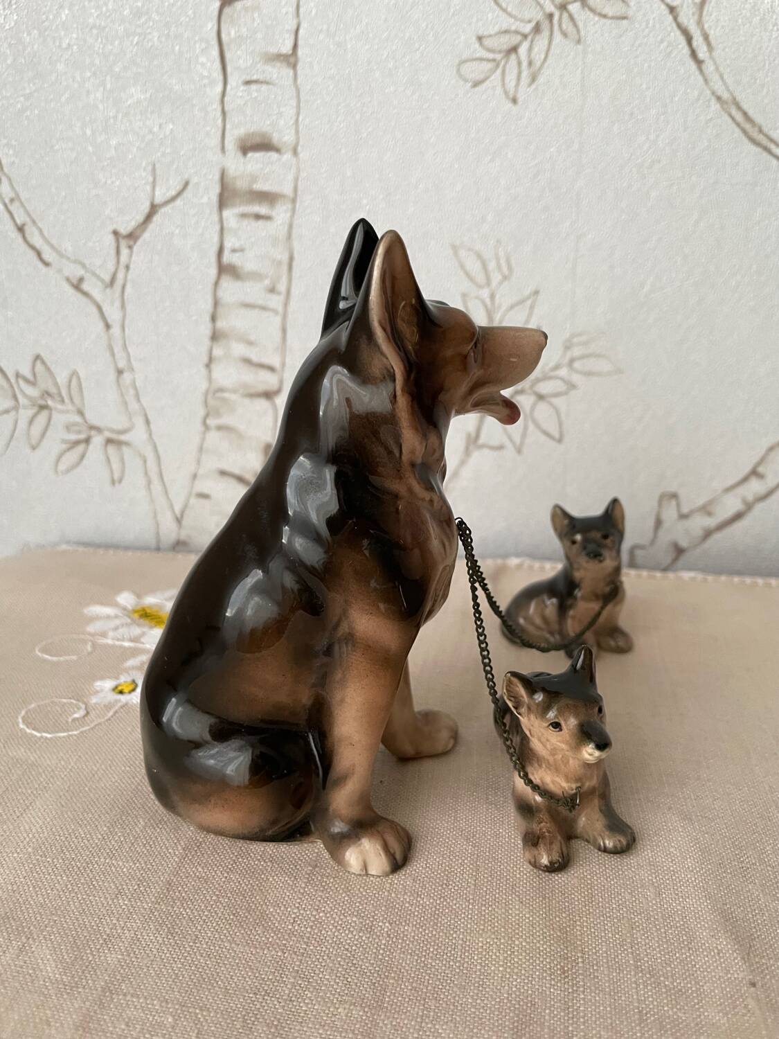 Figurine chien berger et ses 2 petits en céramique vintage