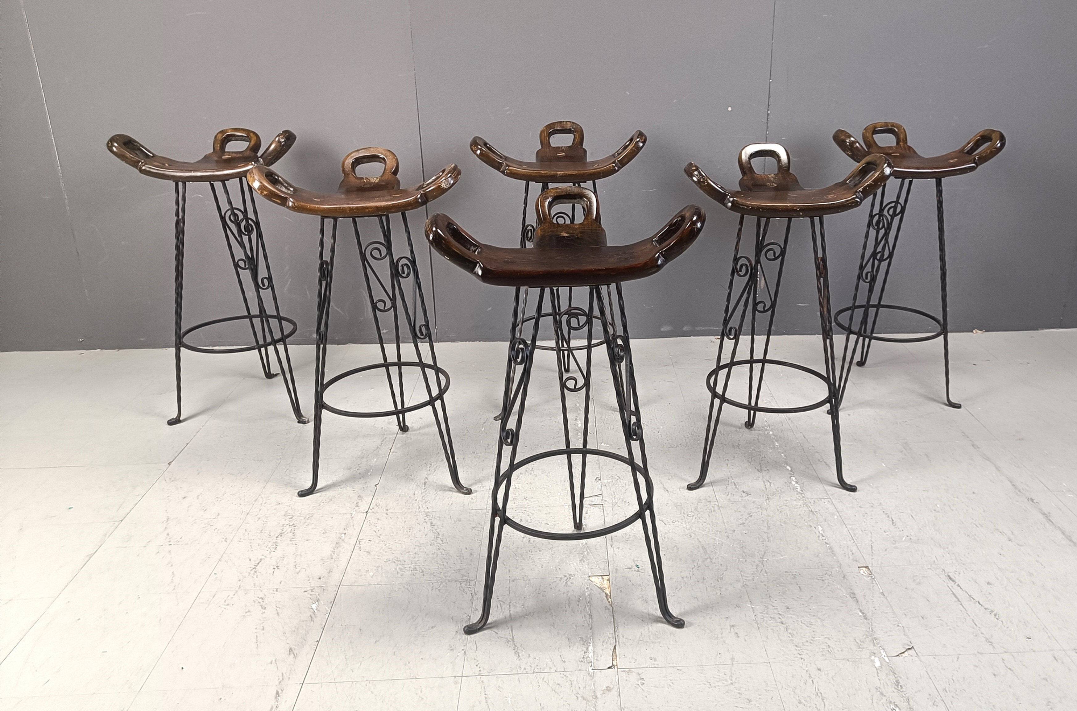 Ensemble de 6 tabourets de bar brutalistes, en fer forgé, années 1960.