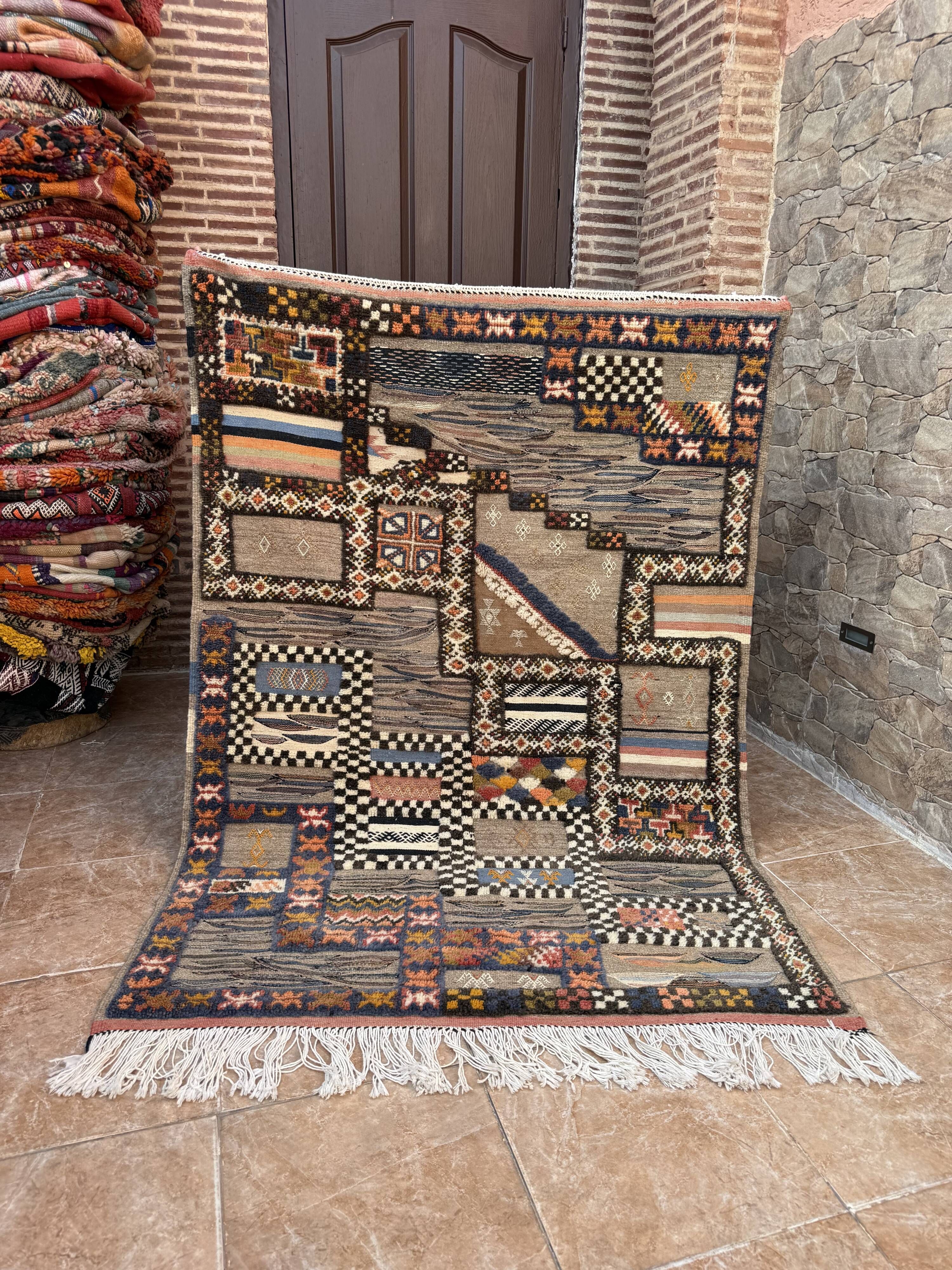 Handmade Berber Kilim rug: Moroccan wall decoration 160 cm x 110 cm
