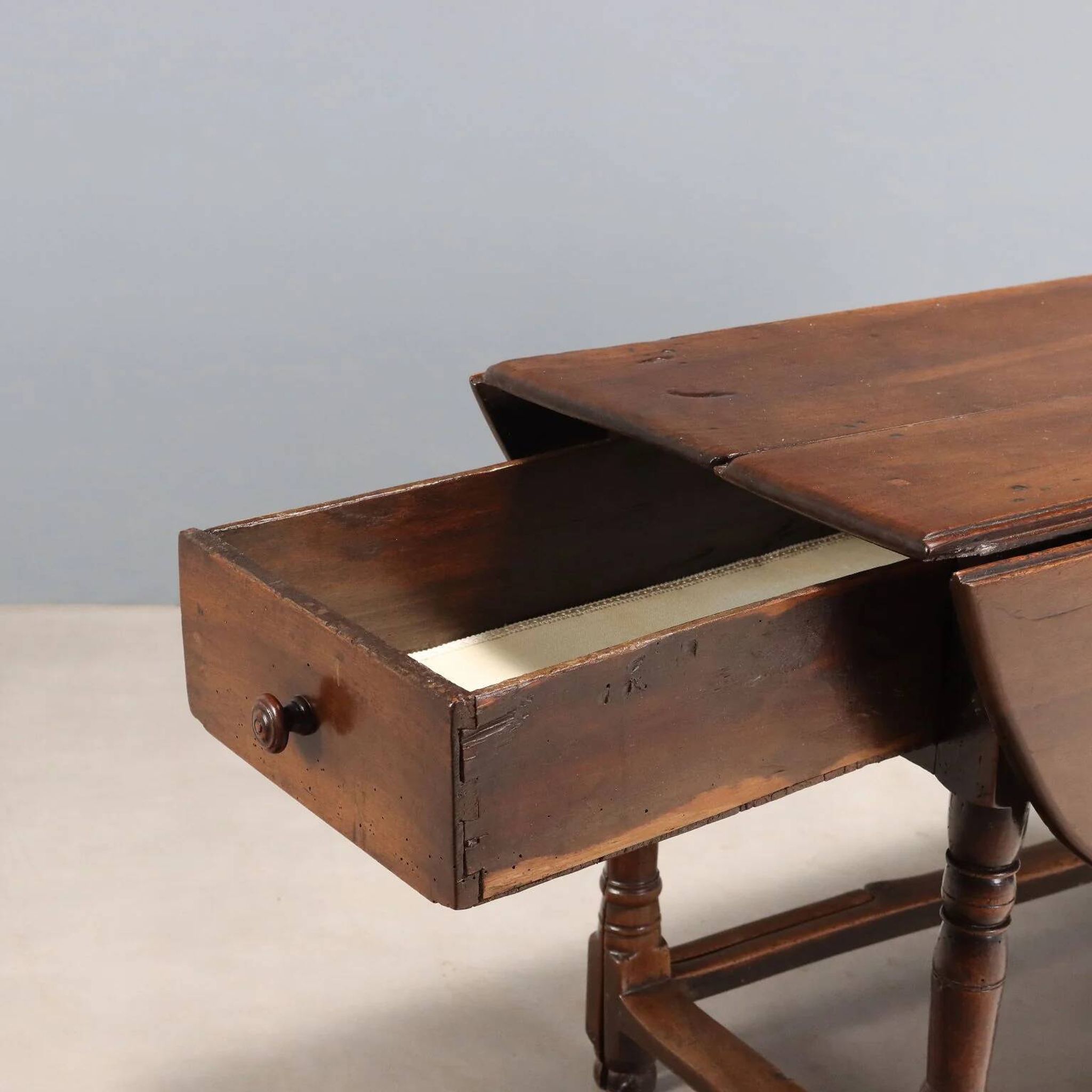 Table ancienne en noyer et peuplier, Italie, XVIIIe siècle