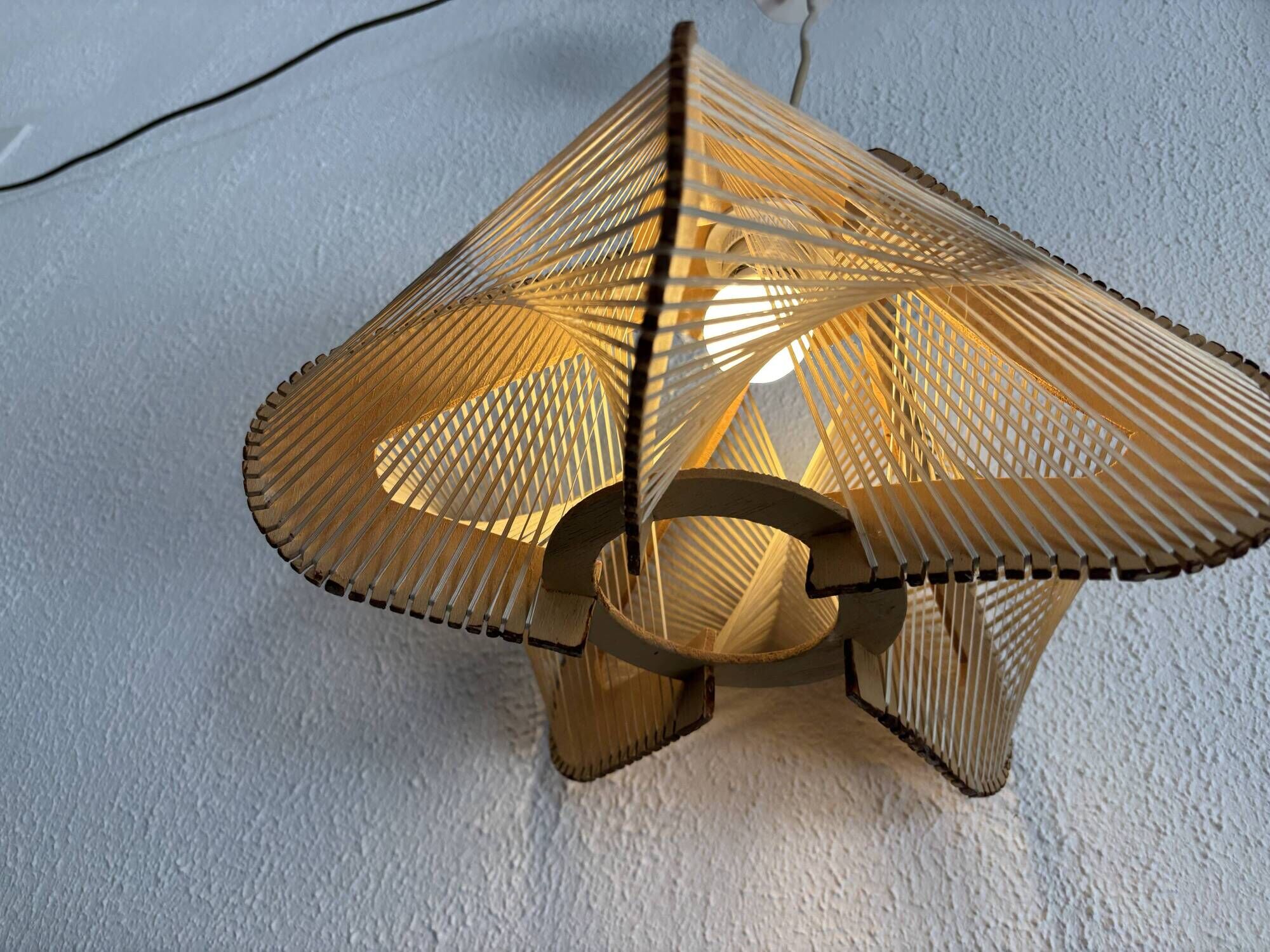 Vintage 1960s Scandinavian pendant light, wire and wood - 23 x 35 cm