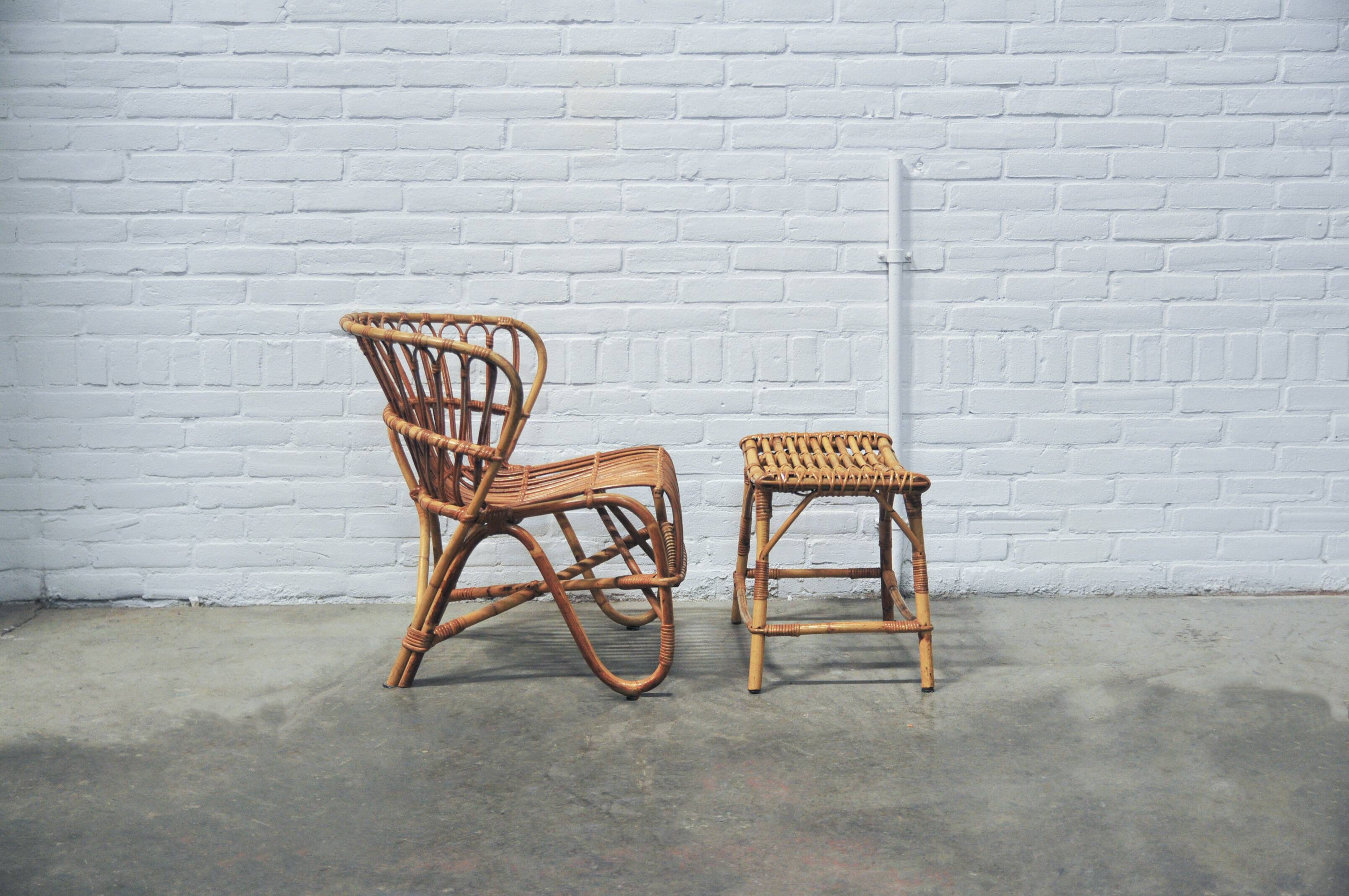 fauteuil et repose-pieds en rotin de l'usine de meubles Jonkers