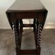 Ancienne table pliante anglaise en bois et pieds tournés 