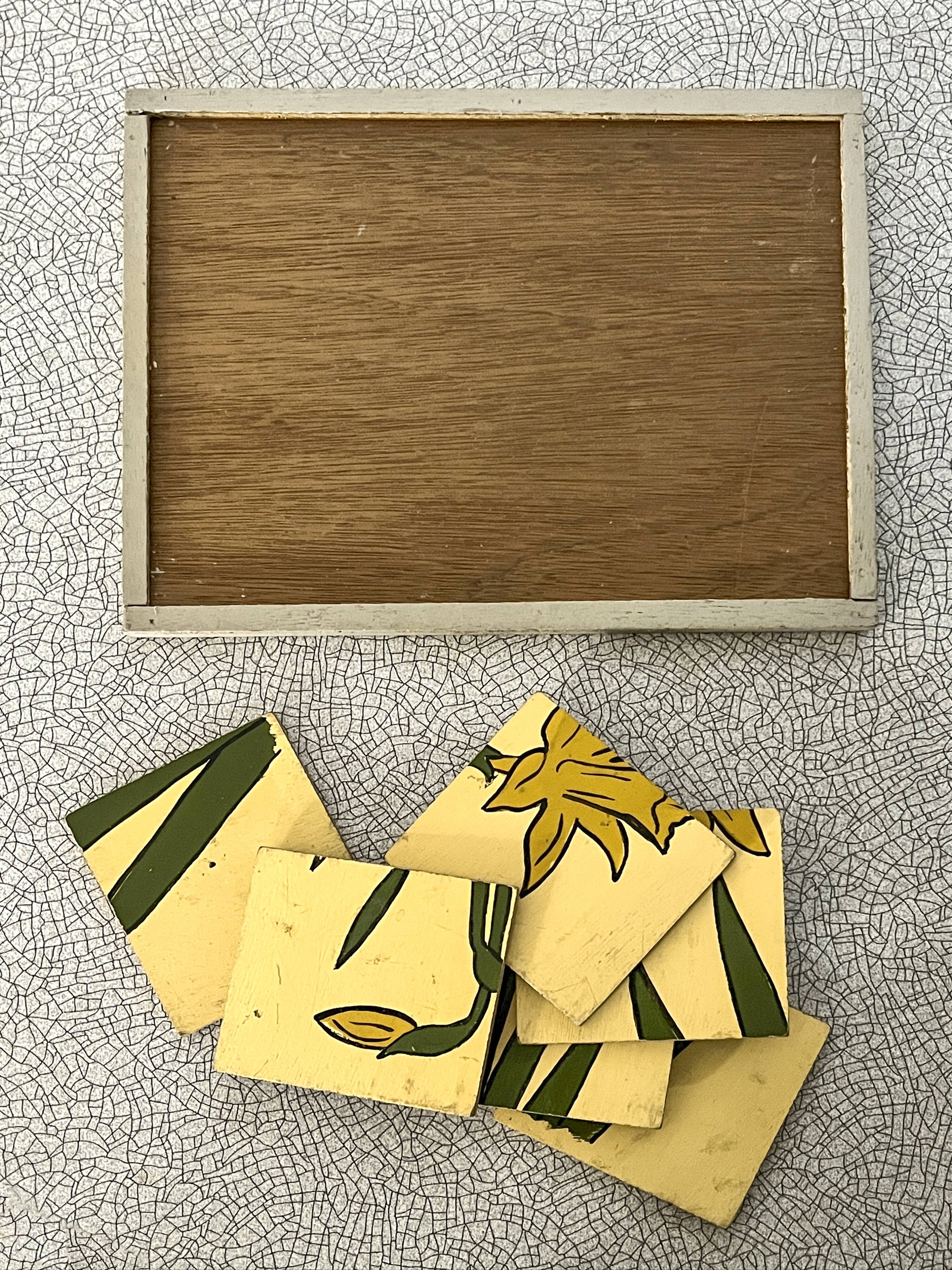 Wooden puzzle frame from the 1930s/40s depicting a daffodil.
