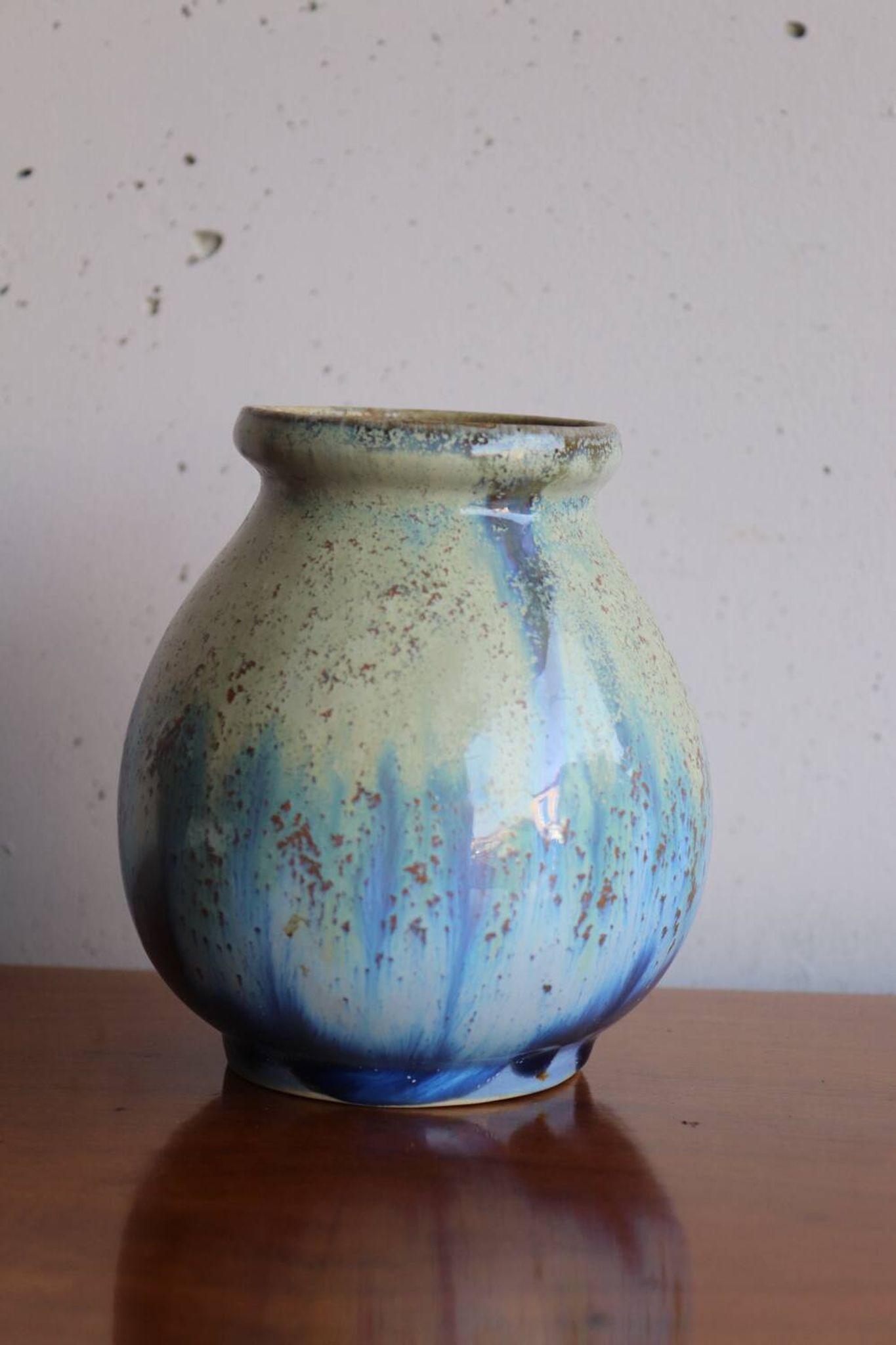 Petit vase en grès émaillé bleu nuancé