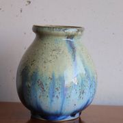 Petit vase en grès émaillé bleu nuancé