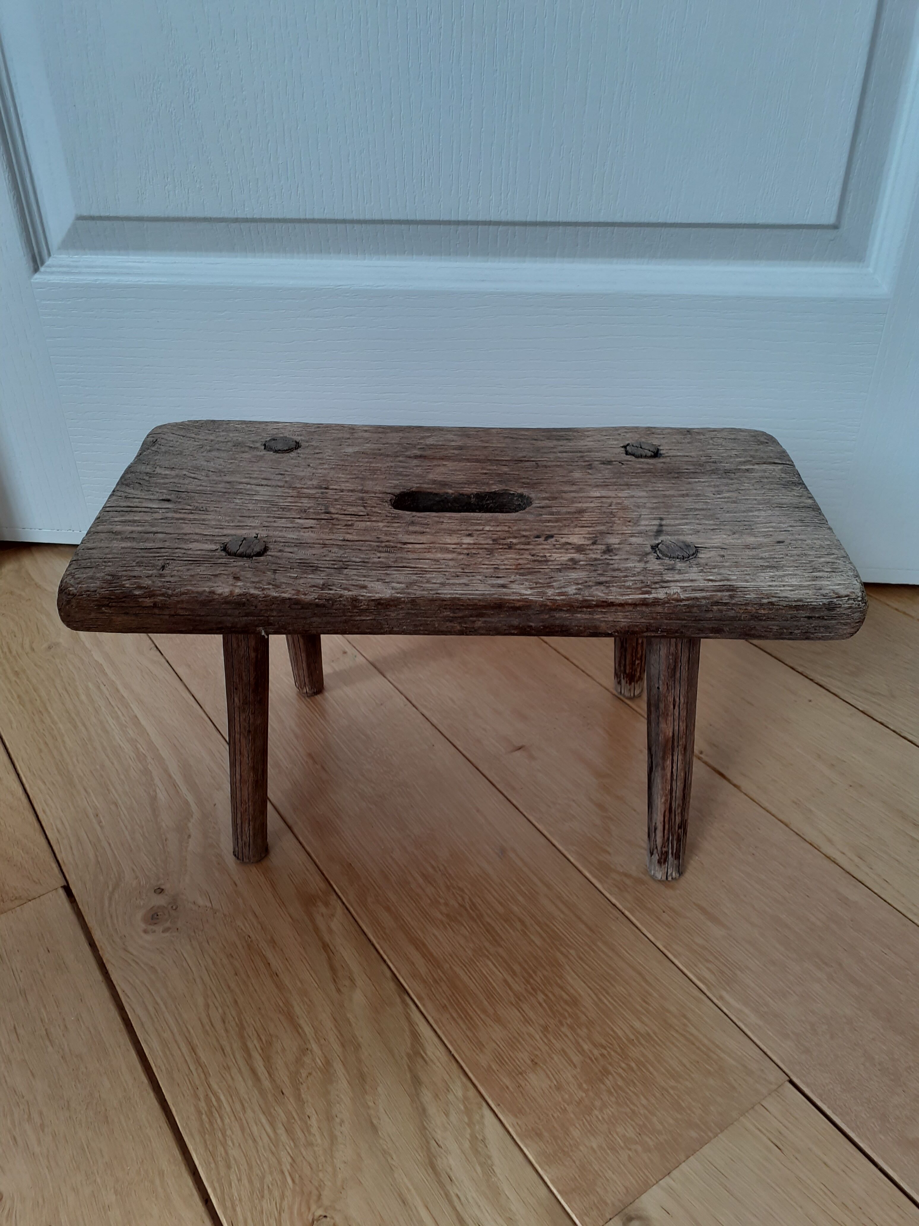 Tabouret bas en bois massif