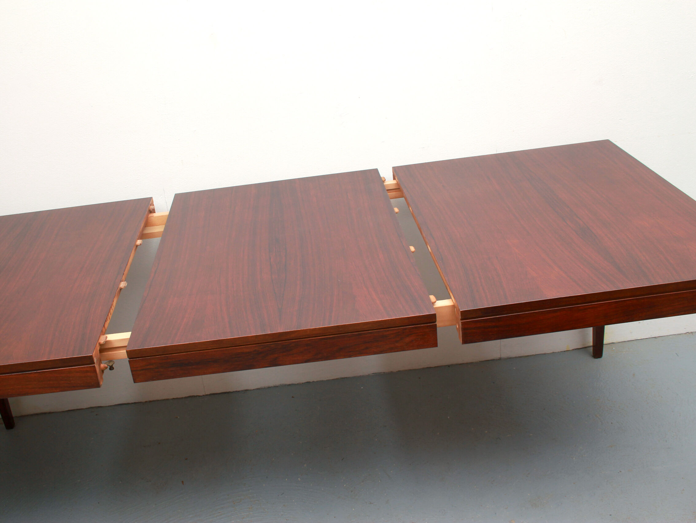 Salle à manger extensible des années 1960 en palissandre, restaurée