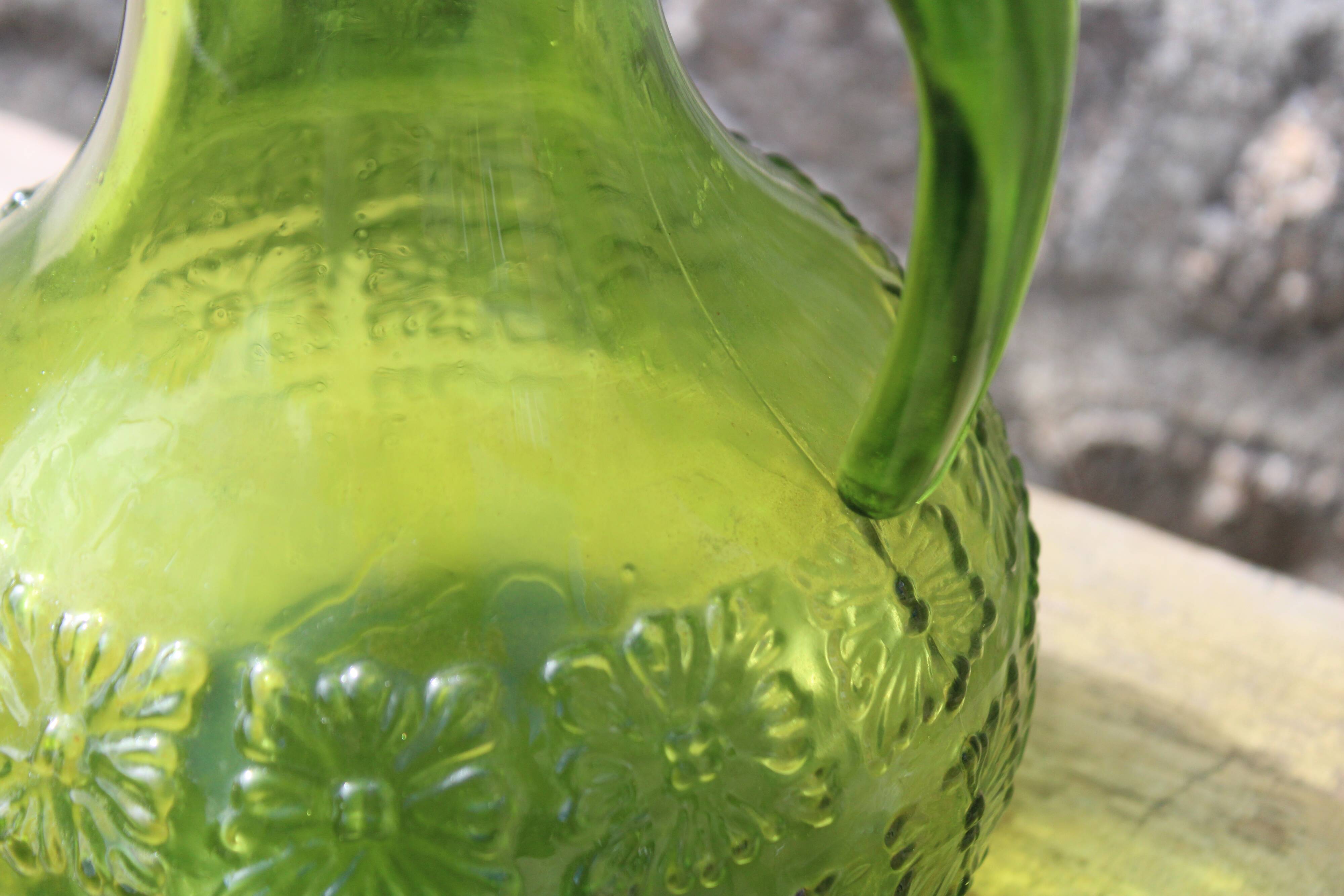 Pichet ancien vintage en verre moulé vert relief fleuri – décoration rétro