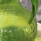 Pichet ancien vintage en verre moulé vert relief fleuri – décoration rétro