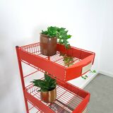 Rood metalen winkelvitrine winkelrek met manden vintage