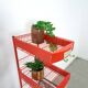 Rood metalen winkelvitrine winkelrek met manden vintage