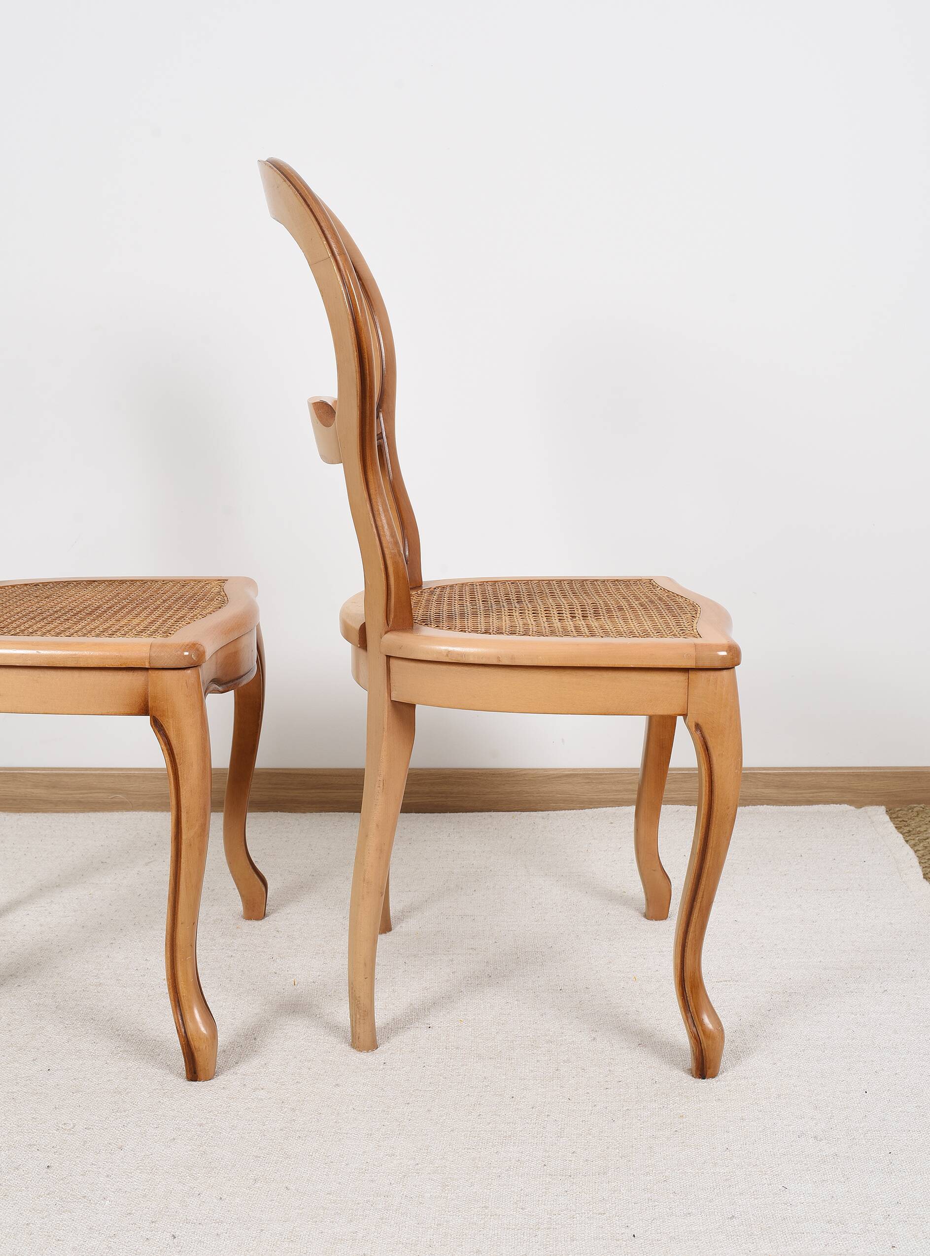 Paire de chaises cannées, en bois