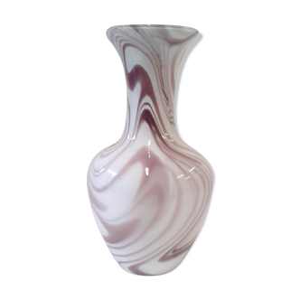 Vase en verre rose