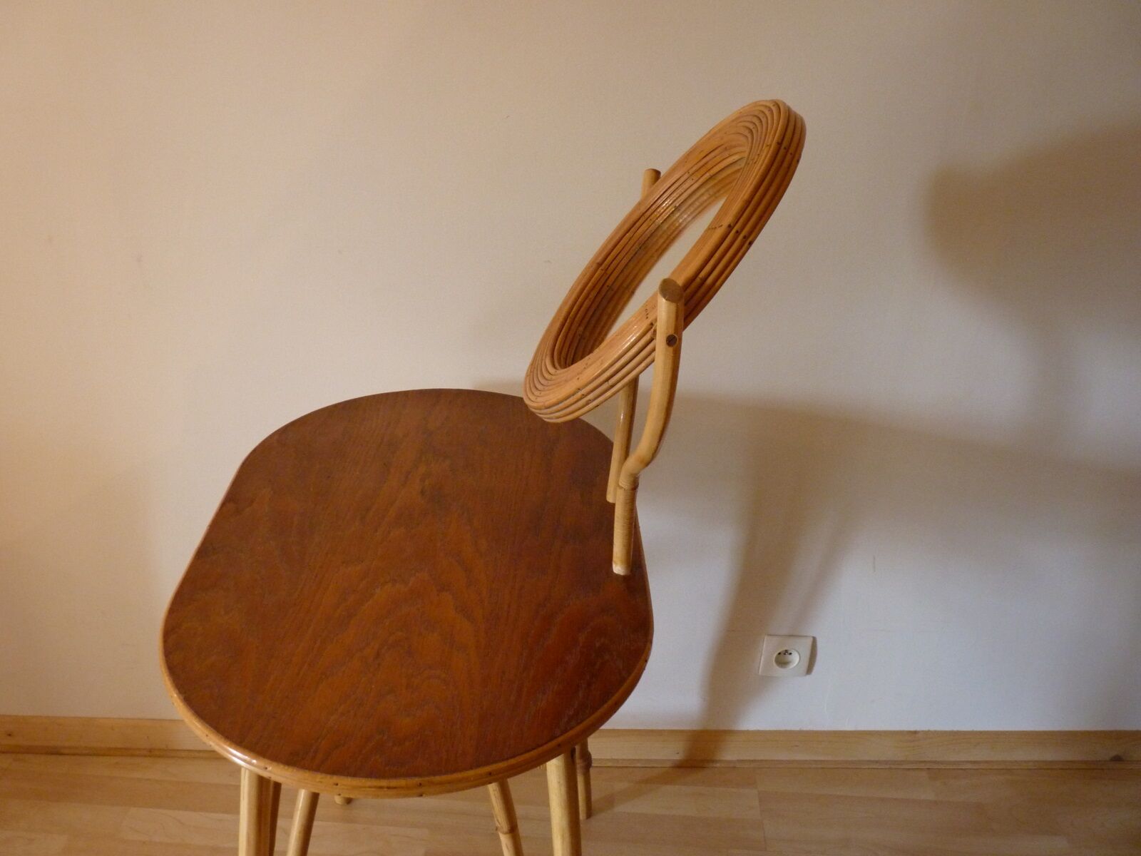 Coiffeuse en rotin avec son tabouret