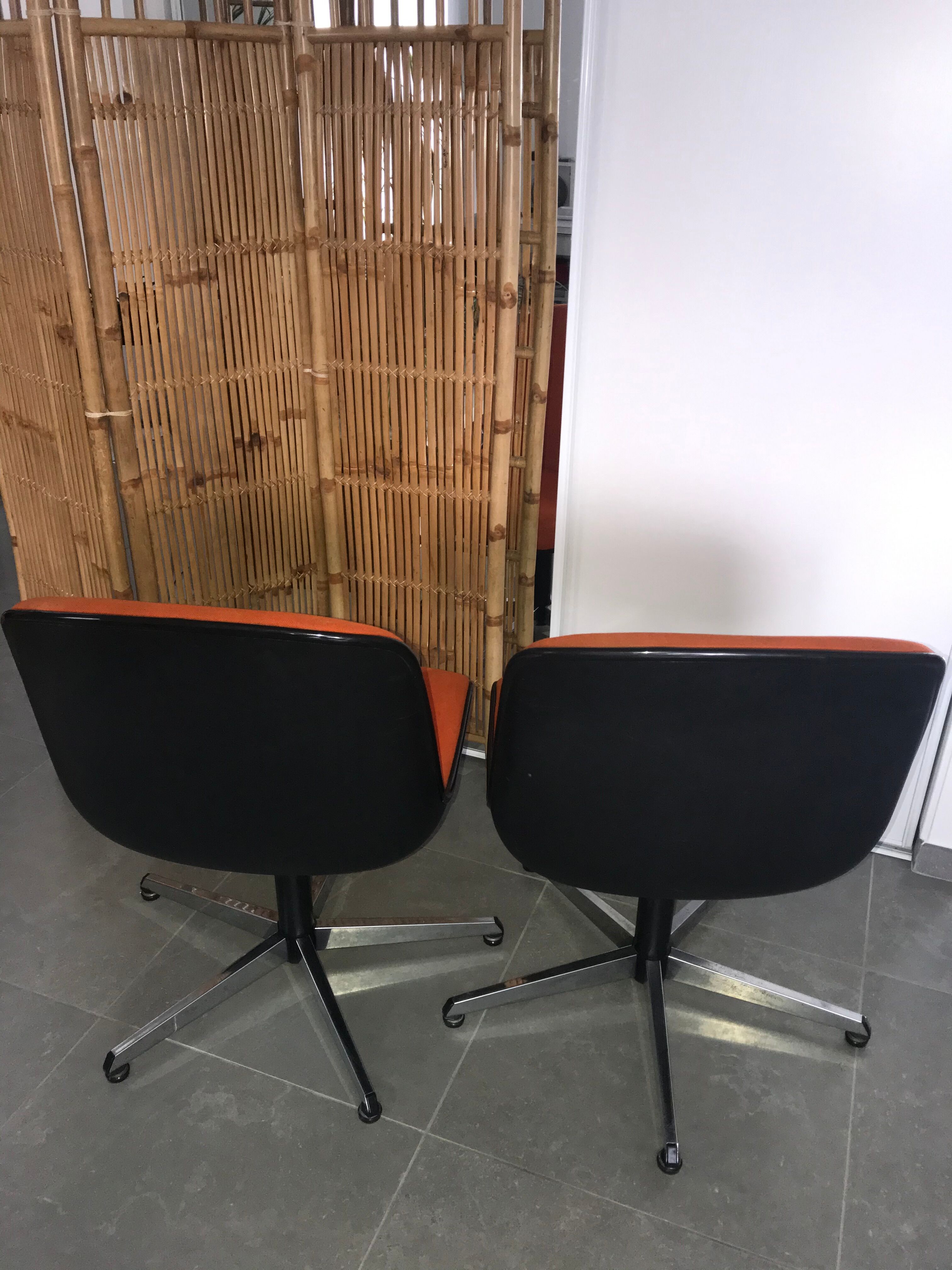 Paire de fauteuils de bureau pivotant orange année 70