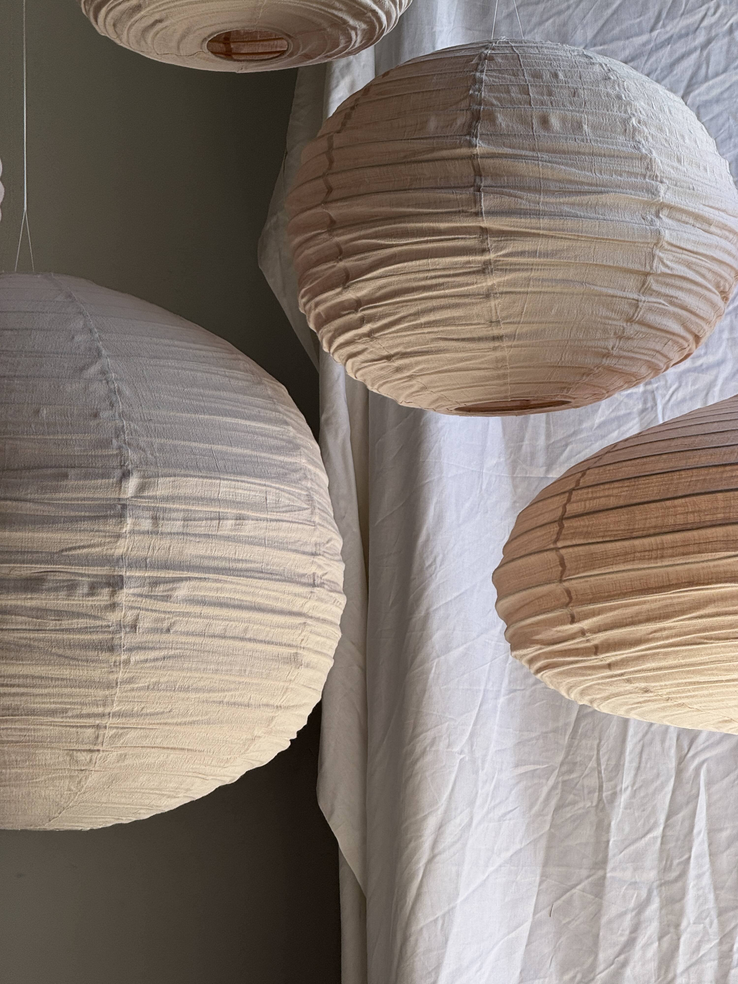 Average suspension in rattan and natural linen, round Japanese style, pink D40.