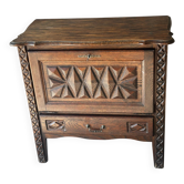 Petit meuble de rangement en chêne sculpté – circa 1930