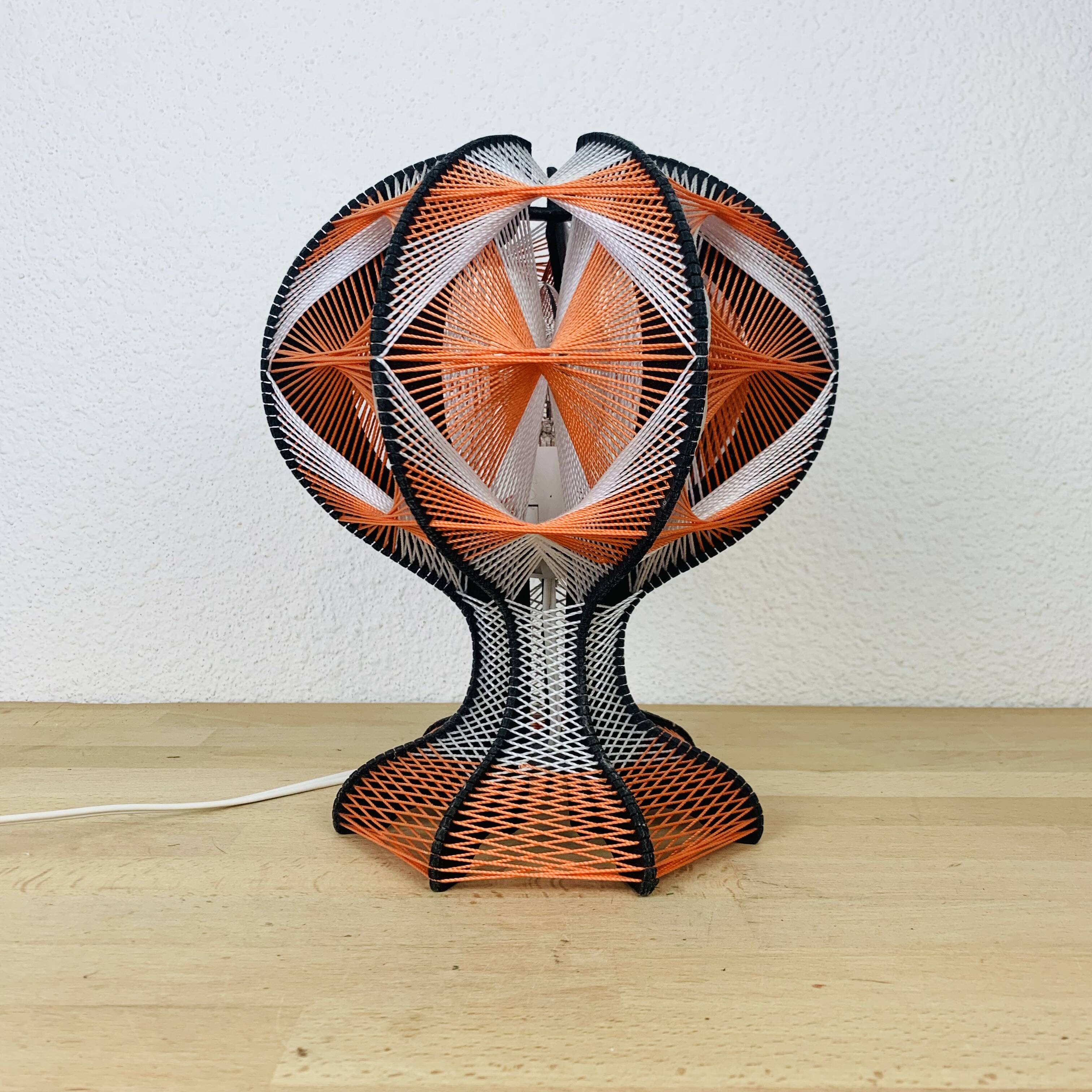 Lampe scandinave bois et fil années 70